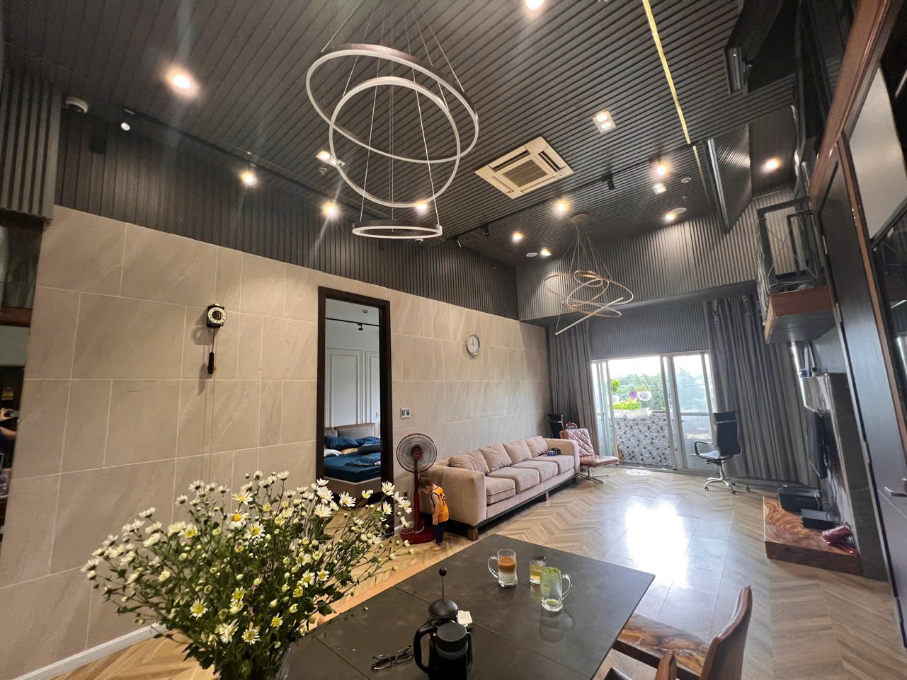 Bán căn hộ tầng 2 Scenic Valley, dạng loft. Diện tích: 129m, sử dụng: 170m, thiết kế 5 phòng ngủ, 4wc, phòng thờ.  Nội thất cao cấp, giá bán nhanh chỉ 11 tỷ. Anh chị xem nhà liên hệ: hotline Ngọc Thư