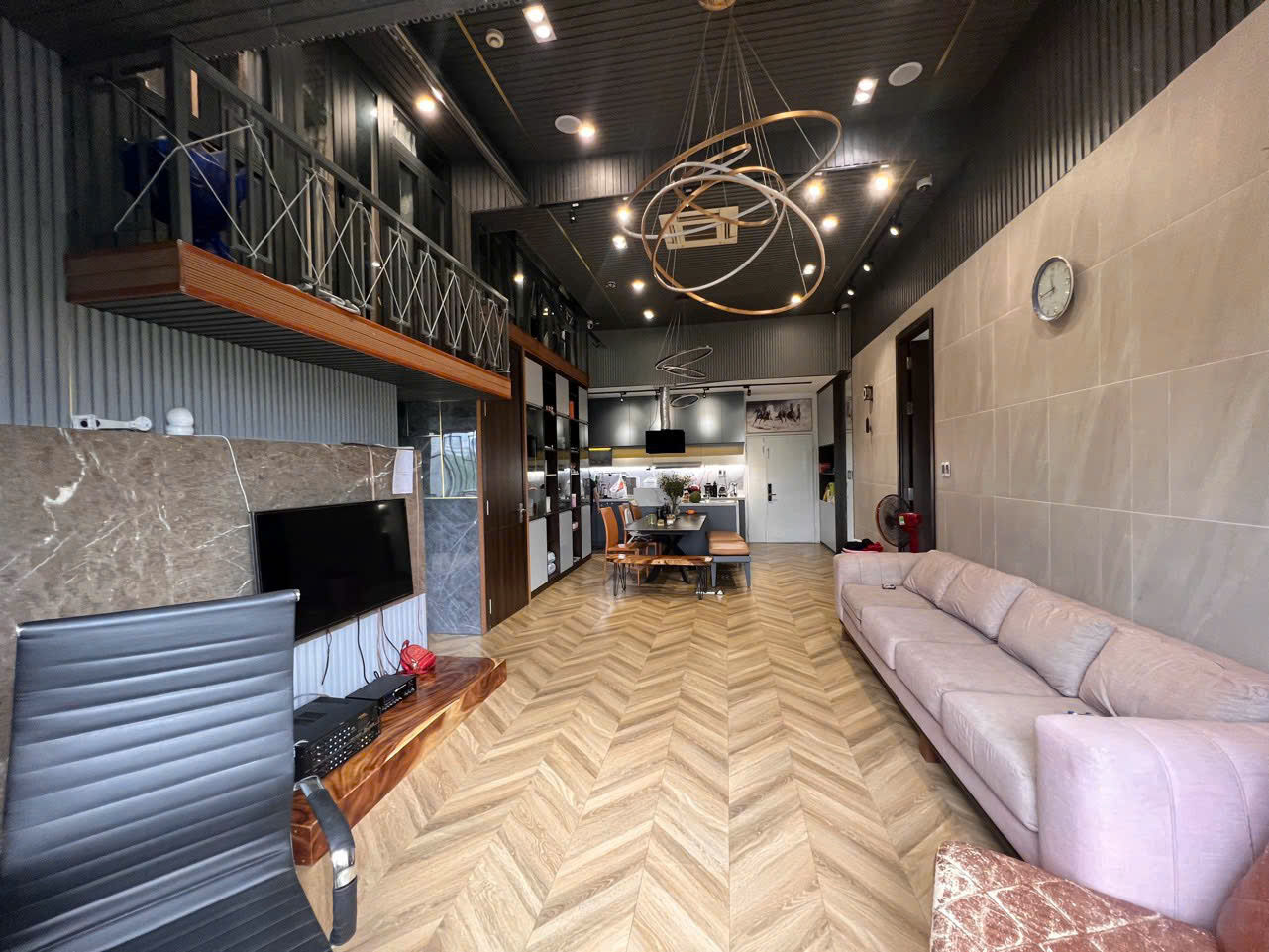 Bán căn hộ tầng 2 Scenic Valley, dạng loft. Diện tích: 129m, sử dụng: 170m, thiết kế 5 phòng ngủ, 4wc, phòng thờ.  Nội thất cao cấp, giá bán nhanh chỉ 11 tỷ. Anh chị xem nhà liên hệ: hotline Ngọc Thư - 9268