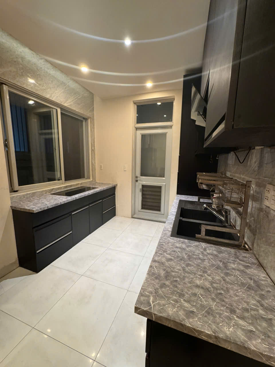 Cho thuê biệt thự phố vườn Nam Viên, phú mỹ hưng, quận 7. Diện tích: 7x18m, trệt, 2 lầu. Nội thất đầy đủ, cho thuê dài hạn giá chỉ: 50 tr/ tháng. Anh chị xem nhà liên hê: hotline Ngọc Thư - 9278