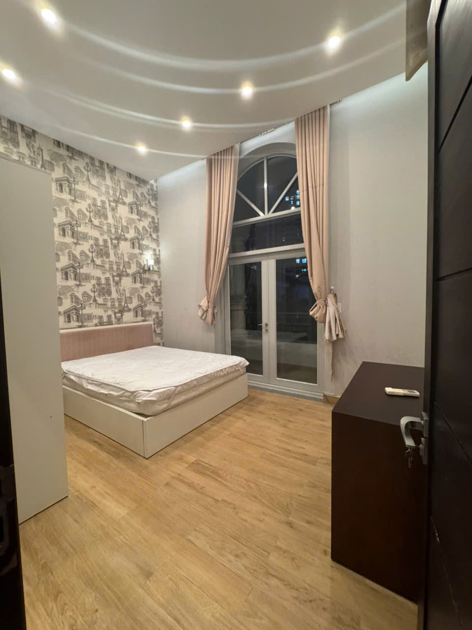 Cho thuê biệt thự phố vườn Nam Viên, phú mỹ hưng, quận 7. Diện tích: 7x18m, trệt, 2 lầu. Nội thất đầy đủ, cho thuê dài hạn giá chỉ: 50 tr/ tháng. Anh chị xem nhà liên hê: hotline Ngọc Thư - 9275