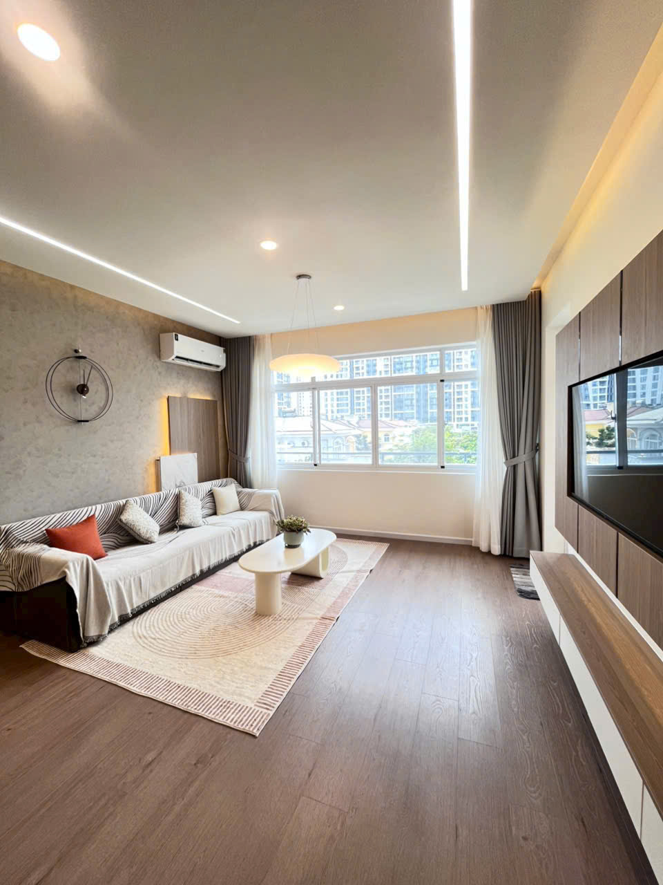 Bán căn hộ 3pn+1 full nội thất cao cấp tại Cảnh Viên 3, giá 10tỷ3 thương lượng. LH hotline (Em Nguyên)