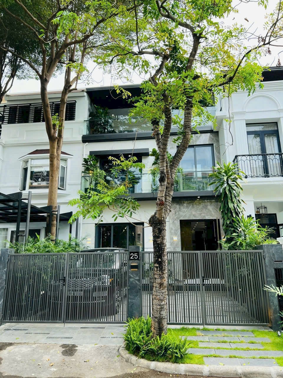 Bán Biệt thự LK Mỹ Giang 2 cạnh công viên Hồ Bán Nguyệt, DT 7x18m, 4pn full nội thất, giá 40tỷ9 TL. LH hotline (Em Nguyên)