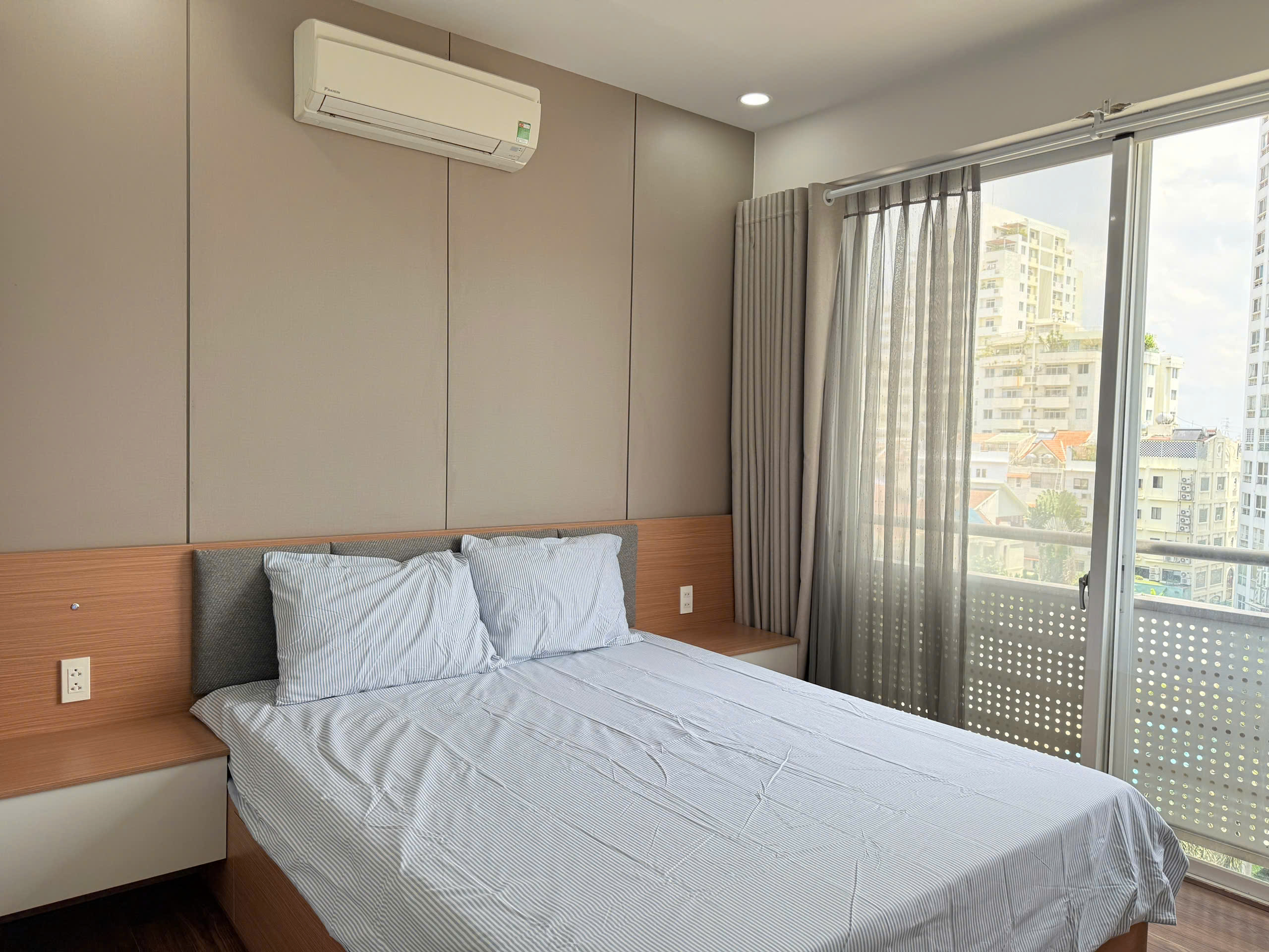 Bán căn hộ Mỹ Đức, trục đường Nguyễn Đức Cảnh, cạnh trường quốc tế SSIS, Đinh Thiện Lý,..120m, 3 phòng ngủ mới thiết kế, có 2wc, 3 ban công rộng. Nội thất cao cấp. Gía chỉ:12.8 tỷ có sổ hồng, ô xe ô tô hầm. Anh chị xem nhà liên hệ: hotline Ngọc Thư - 9361