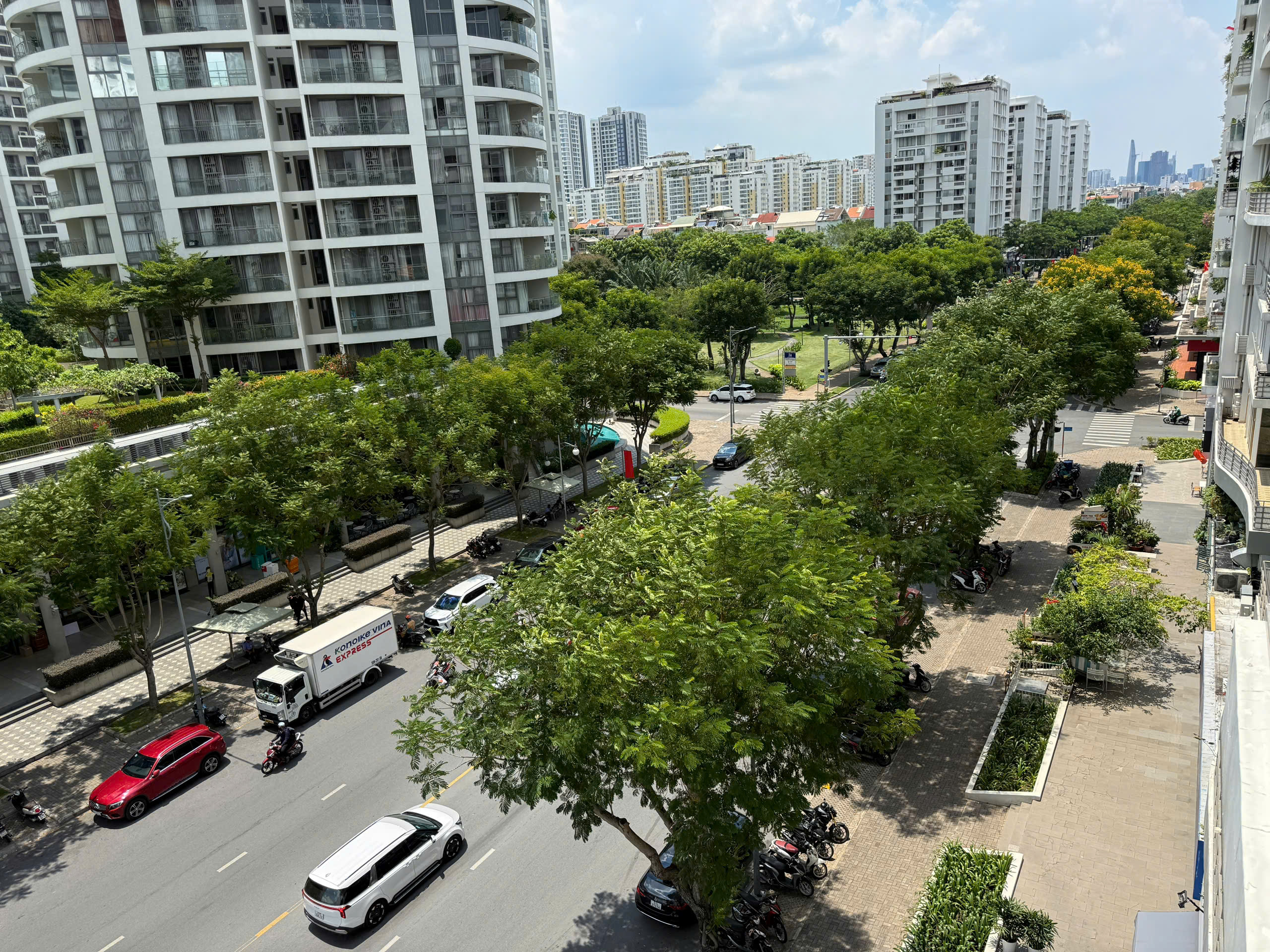 Bán căn hộ Mỹ Đức, trục đường Nguyễn Đức Cảnh, cạnh trường quốc tế SSIS, Đinh Thiện Lý,..120m, 3 phòng ngủ mới thiết kế, có 2wc, 3 ban công rộng. Nội thất cao cấp. Gía chỉ:12.8 tỷ có sổ hồng, ô xe ô tô hầm. Anh chị xem nhà liên hệ: hotline Ngọc Thư - 9363