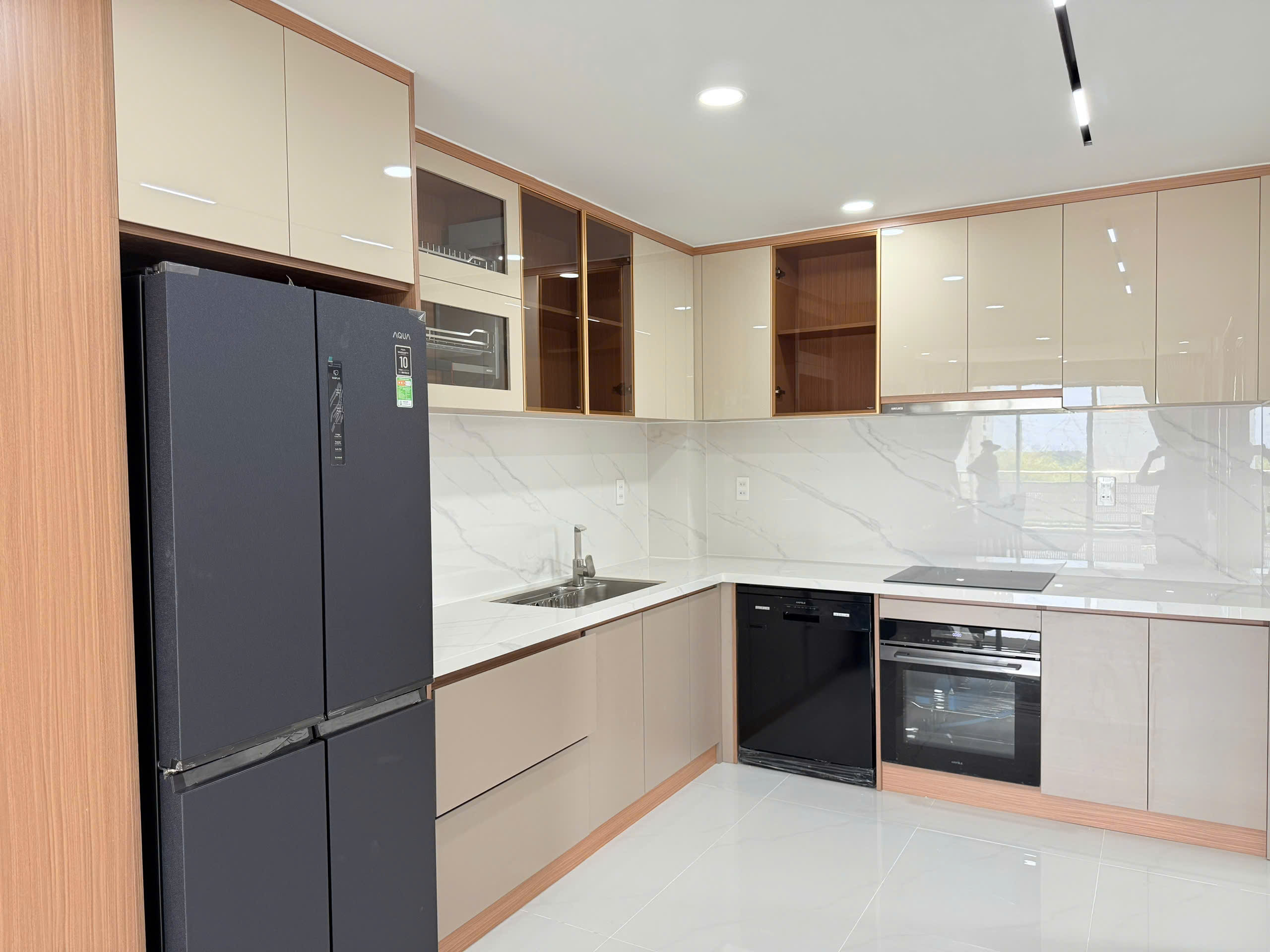 Bán căn hộ Mỹ Đức, trục đường Nguyễn Đức Cảnh, cạnh trường quốc tế SSIS, Đinh Thiện Lý,..120m, 3 phòng ngủ mới thiết kế, có 2wc, 3 ban công rộng. Nội thất cao cấp. Gía chỉ:12.8 tỷ có sổ hồng, ô xe ô tô hầm. Anh chị xem nhà liên hệ: hotline Ngọc Thư - 9359