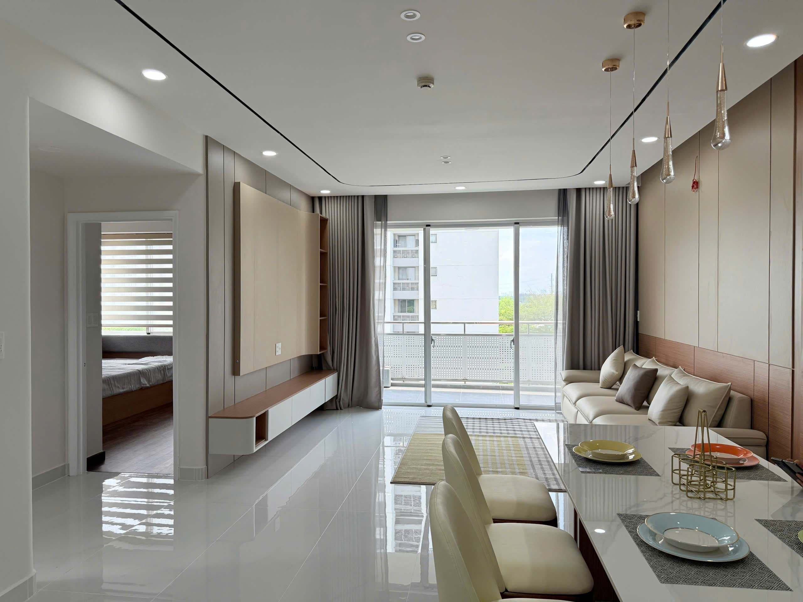 Bán căn hộ Mỹ Đức, trục đường Nguyễn Đức Cảnh, cạnh trường quốc tế SSIS, Đinh Thiện Lý,..120m, 3 phòng ngủ mới thiết kế, có 2wc, 3 ban công rộng. Nội thất cao cấp. Gía chỉ:12.8 tỷ có sổ hồng, ô xe ô tô hầm. Anh chị xem nhà liên hệ: hotline Ngọc Thư