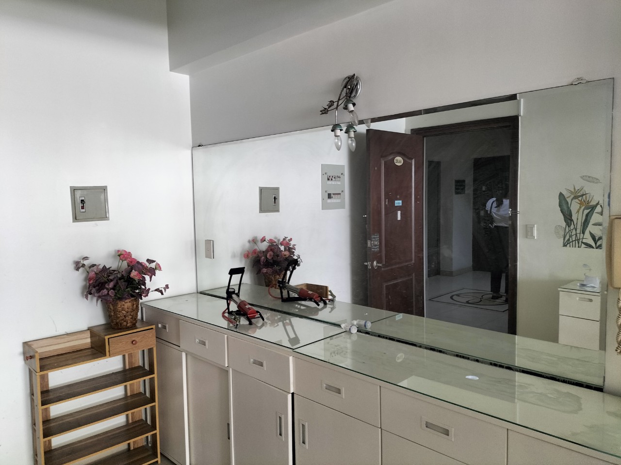 Bán căn hộ Mỹ Khánh 4, trục đường Nguyễn Đức Cảnh, phú mỹ hưng , quận 7. Diện tích: 113m, 3 phòng ngủ, view hồ bơi, sổ hồng, có ô xe trong sổ. Gía chỉ: 8.4 tỷ. Qúy khách xem nhà liên hệ: hotline Ngọc Thư - 9366