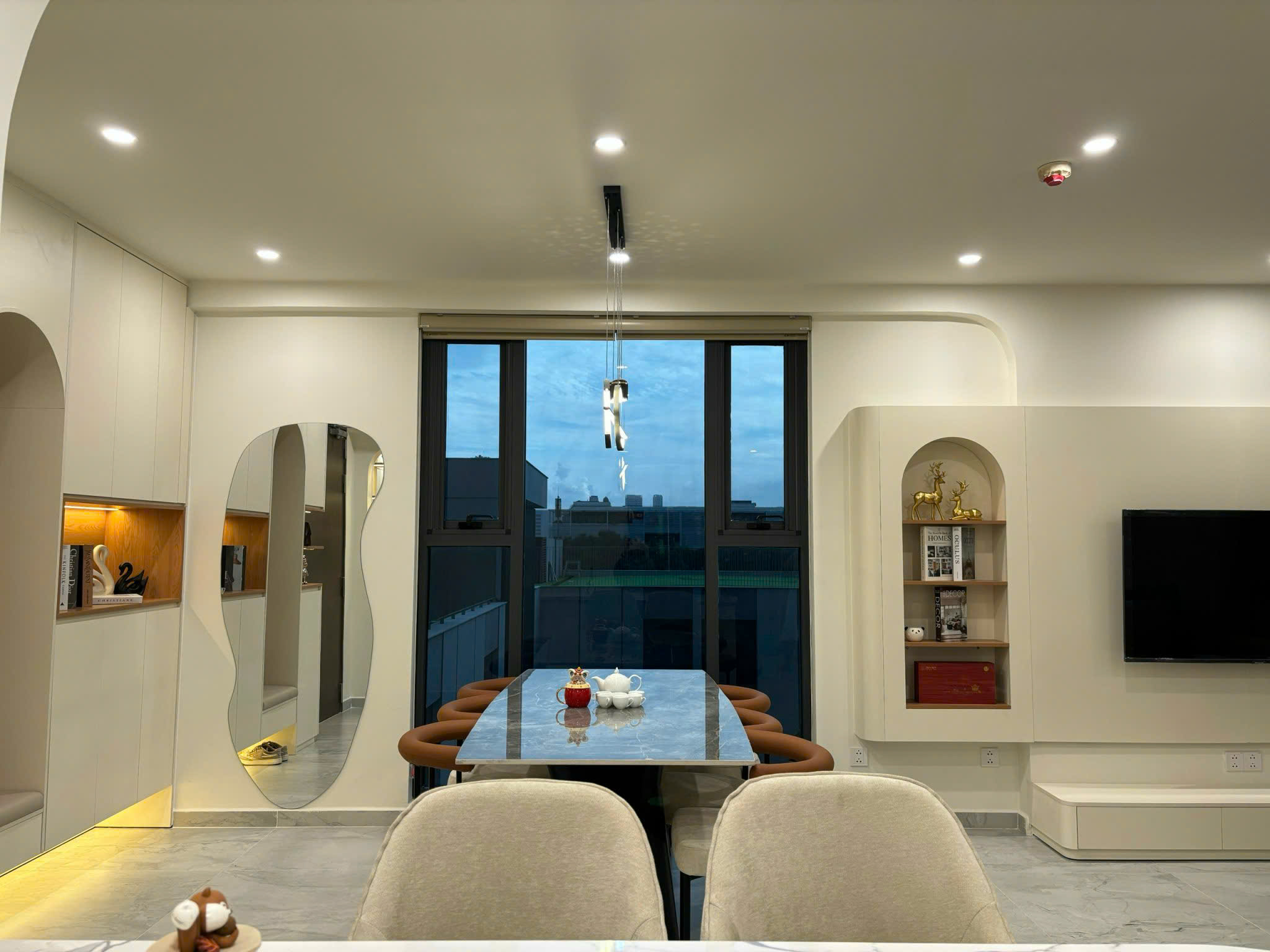 Bán nhanh căn hộ cao cấp Cardinal Court, phú mỹ hưng, quận 7. Diện tích: 110m, 3 phòng ngủ, 2wc. Nội thất mới, cao cấp. Gía chỉ: 12.8 tỷ , có ô xe hầm. Anh chị xem nhà liên hệ: hotline Ngọc Thư