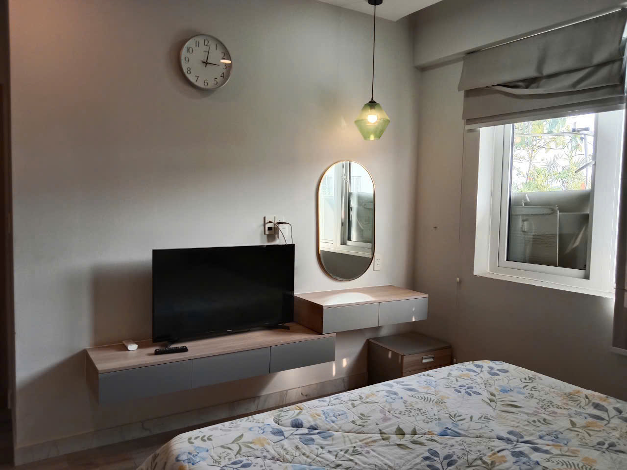 Cho thuê căn hộ Grand view A, trục đường nguyễn Đức Cảnh, phú mỹ hưng, quận 7. Diện tích: 135m, 3 phòng ngủ, 2wc. Nội thất đầy đủ, view biệt thự. Gía chỉ 27tr/ tháng. Qúy khách xem nhà liên hê: hotline Ngọc Thư - 9396