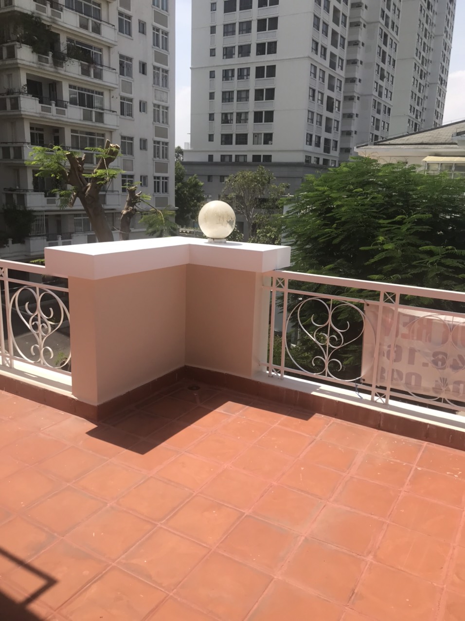 Cho thuê căn góc biệt thự tứ lập Mỹ Thái, phú mỹ hưng, quận 7. Diện tích: 300m, 5 phòng ngủ, nội thất cơ bản. Hướng Đông Nam, thoáng mát. Gía chỉ 65 tr/ tháng. Thích hợp vừa ở vừa làm văn phòng đại diện. Qúy khách xem nahf liên hệ: hotline Ngọc Thư - 9403