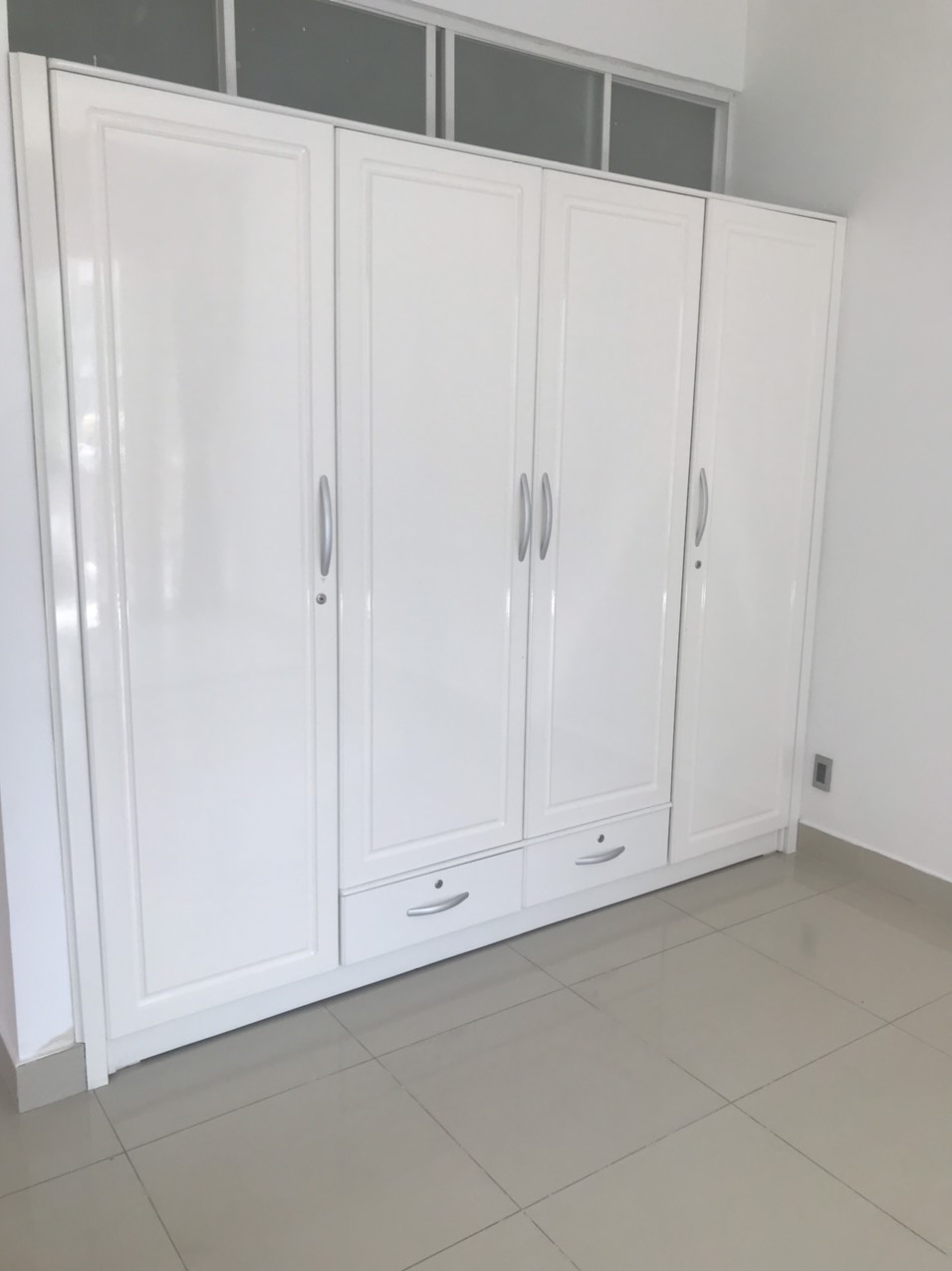 Cho thuê căn góc biệt thự tứ lập Mỹ Thái, phú mỹ hưng, quận 7. Diện tích: 300m, 5 phòng ngủ, nội thất cơ bản. Hướng Đông Nam, thoáng mát. Gía chỉ 65 tr/ tháng. Thích hợp vừa ở vừa làm văn phòng đại diện. Qúy khách xem nahf liên hệ: hotline Ngọc Thư - 9402