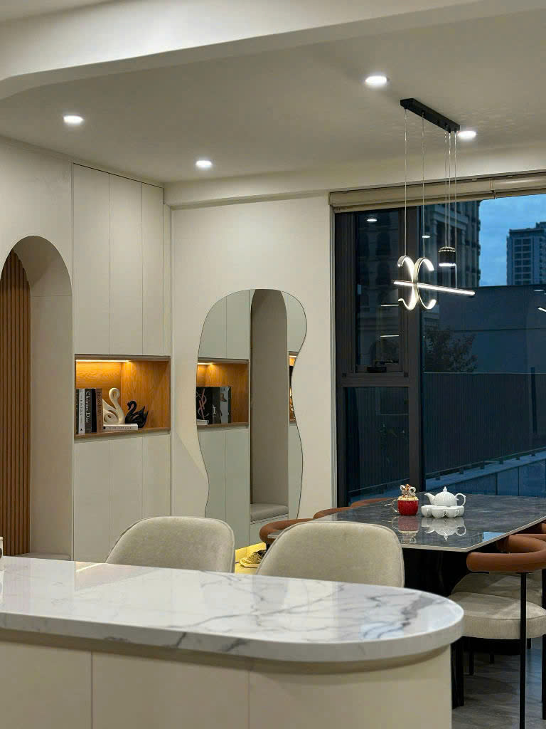 Cần bán căn hộ Cardinal Court, phú mỹ hưng, quận 7. Diện tích: 110m, 3 phòng ngủ, 2wc. View hồ bơi, nội thất cao cấp, giá chỉ 12,8 tỷ gồm ô xe hầm. Anh chị xem nhà liên hê: hotline Ngọc Thư - 9405