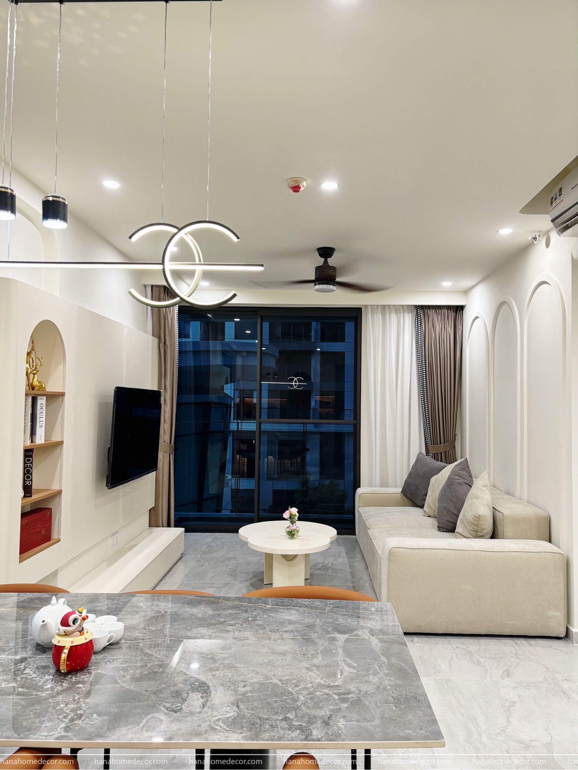 Cần bán căn hộ Cardinal Court, phú mỹ hưng, quận 7. Diện tích: 110m, 3 phòng ngủ, 2wc. View hồ bơi, nội thất cao cấp, giá chỉ 12,8 tỷ gồm ô xe hầm. Anh chị xem nhà liên hê: hotline Ngọc Thư - 9408