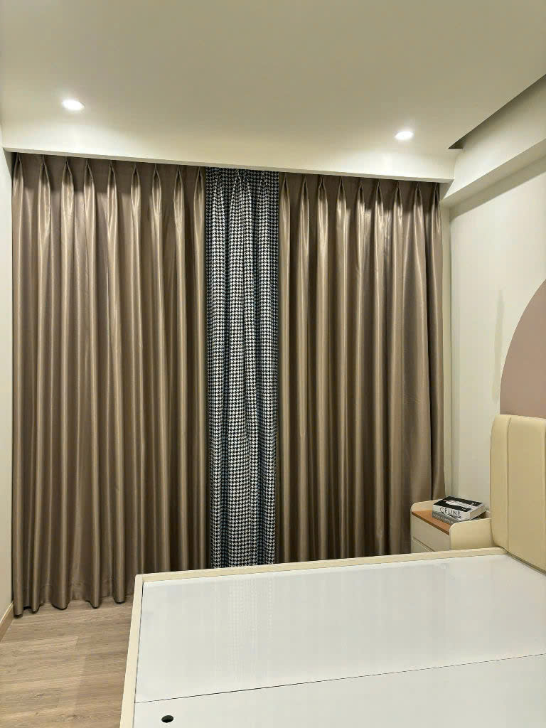 Cần bán căn hộ Cardinal Court, phú mỹ hưng, quận 7. Diện tích: 110m, 3 phòng ngủ, 2wc. View hồ bơi, nội thất cao cấp, giá chỉ 12,8 tỷ gồm ô xe hầm. Anh chị xem nhà liên hê: hotline Ngọc Thư - 9410