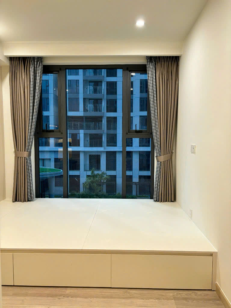 Cần bán căn hộ Cardinal Court, phú mỹ hưng, quận 7. Diện tích: 110m, 3 phòng ngủ, 2wc. View hồ bơi, nội thất cao cấp, giá chỉ 12,8 tỷ gồm ô xe hầm. Anh chị xem nhà liên hê: hotline Ngọc Thư - 9409