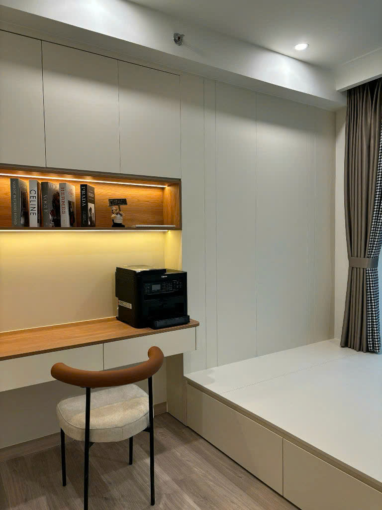 Cần bán căn hộ Cardinal Court, phú mỹ hưng, quận 7. Diện tích: 110m, 3 phòng ngủ, 2wc. View hồ bơi, nội thất cao cấp, giá chỉ 12,8 tỷ gồm ô xe hầm. Anh chị xem nhà liên hê: hotline Ngọc Thư - 9411