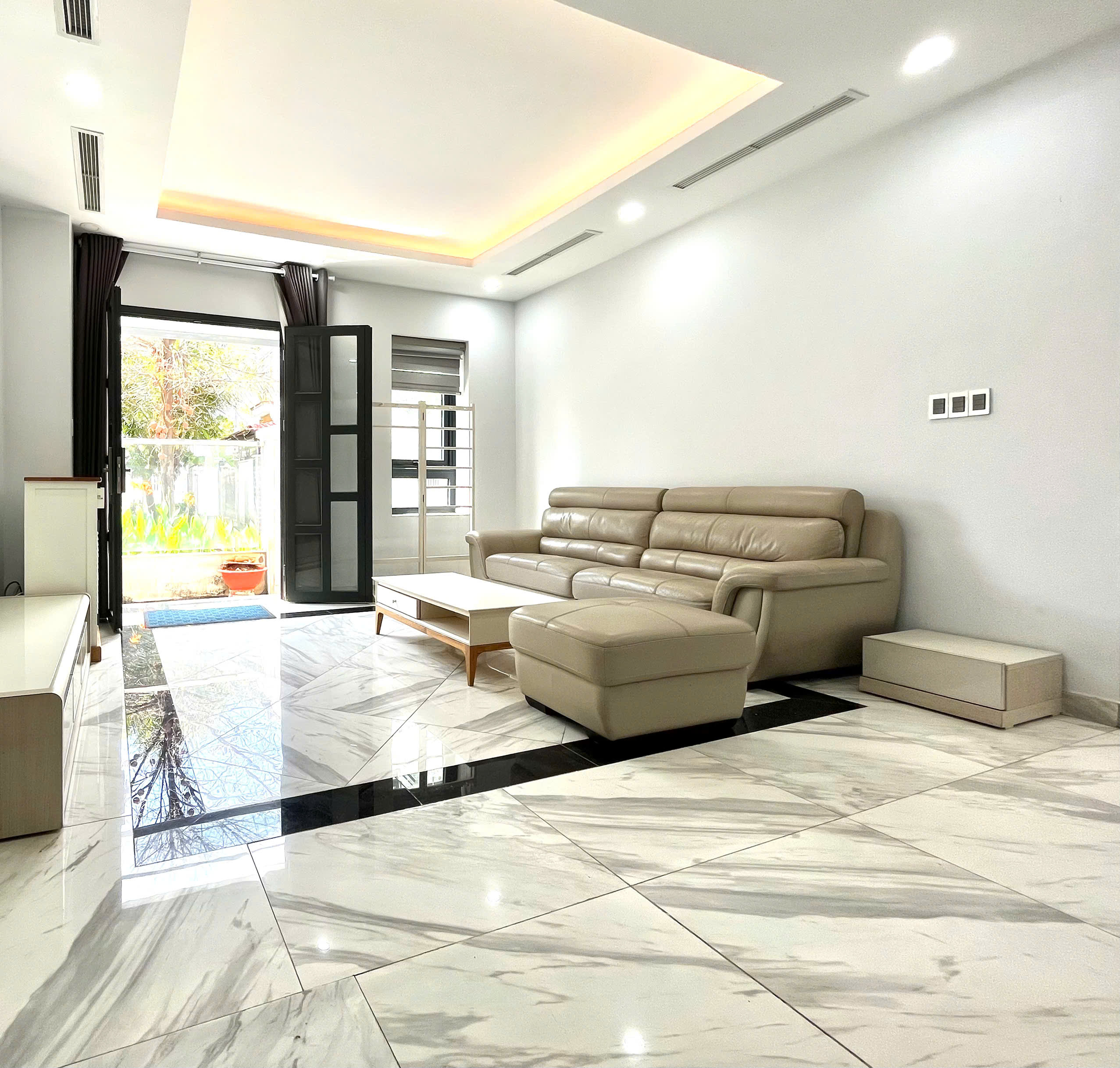 Cho thuê biệt thự NAM THÔNG, phú mỹ hưng, quận 7. Diện tích: 250m, hầm , trệt, 2 lầu, sân vườn, thang máy. 5 Phòng ngủ, 1 giúp việc, hướng ĐN. Gía cho thuê chỉ 70tr/ tháng. Qúy khách xem nhà liên hệ: hotline Ngọc Thư