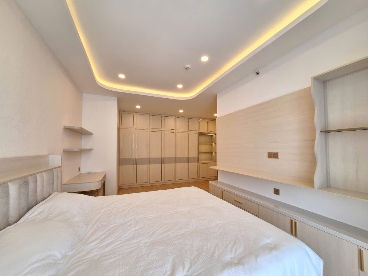 Cho thuê Penhouse Ascentia, phú mỹ hưng, quận 7. Diện tích: 200m, 4 phòng ngủ, 3wc. Nội thất cao cấp, sang trọng, View Biệt Thự, ô xe hầm. Gía chỉ : 115 tr/ tháng. Anh chị xem nhà liên hệ: hotline Ngọc Thư - 9433