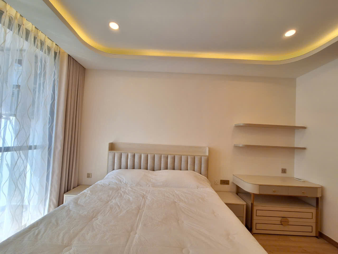 Cho thuê Penhouse Ascentia, phú mỹ hưng, quận 7. Diện tích: 200m, 4 phòng ngủ, 3wc. Nội thất cao cấp, sang trọng, View Biệt Thự, ô xe hầm. Gía chỉ : 115 tr/ tháng. Anh chị xem nhà liên hệ: hotline Ngọc Thư - 9428