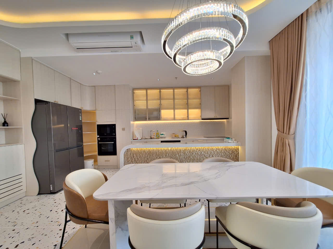 Cho thuê Penhouse Ascentia, phú mỹ hưng, quận 7. Diện tích: 200m, 4 phòng ngủ, 3wc. Nội thất cao cấp, sang trọng, View Biệt Thự, ô xe hầm. Gía chỉ : 115 tr/ tháng. Anh chị xem nhà liên hệ: hotline Ngọc Thư - 9426