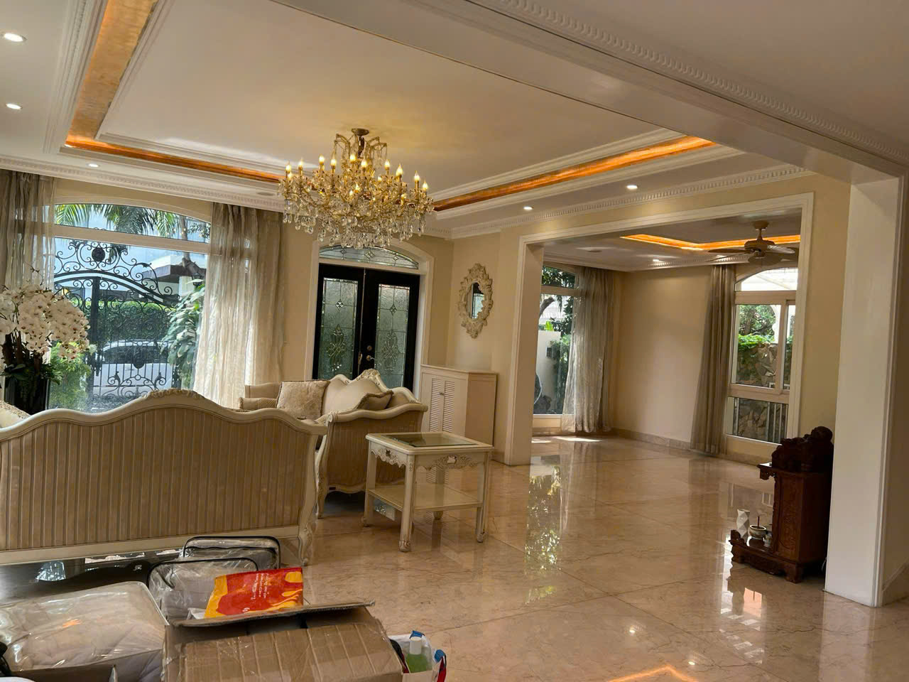 Cho thuê biệt thự đơn lập Mỹ Tú, góc đường nội khu phú mỹ hưng, quận 7. Diện tich: 16x18m, trêt, 2 lầu, 4 phòng ngủ, rộng, sân vườn, Gara ô tô. Gía thuê chỉ: 100 tr/ tháng. Qúy khách xem nhà liên hê: hotline Ngọc Thư - 9437
