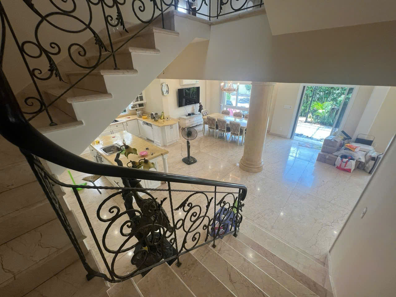 Cho thuê biệt thự đơn lập Mỹ Tú, góc đường nội khu phú mỹ hưng, quận 7. Diện tich: 16x18m, trêt, 2 lầu, 4 phòng ngủ, rộng, sân vườn, Gara ô tô. Gía thuê chỉ: 100 tr/ tháng. Qúy khách xem nhà liên hê: hotline Ngọc Thư - 9439