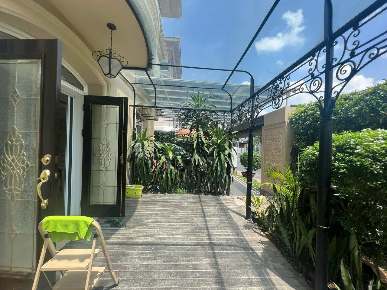 Cho thuê biệt thự đơn lập Mỹ Tú, góc đường nội khu phú mỹ hưng, quận 7. Diện tich: 16x18m, trêt, 2 lầu, 4 phòng ngủ, rộng, sân vườn, Gara ô tô. Gía thuê chỉ: 100 tr/ tháng. Qúy khách xem nhà liên hê: hotline Ngọc Thư - 9436