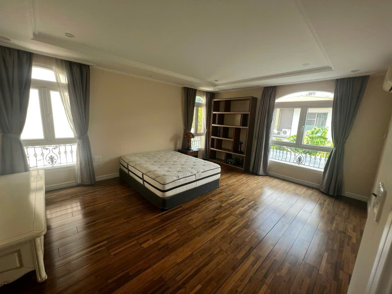 Cho thuê biệt thự đơn lập Mỹ Tú, góc đường nội khu phú mỹ hưng, quận 7. Diện tich: 16x18m, trêt, 2 lầu, 4 phòng ngủ, rộng, sân vườn, Gara ô tô. Gía thuê chỉ: 100 tr/ tháng. Qúy khách xem nhà liên hê: hotline Ngọc Thư - 9441