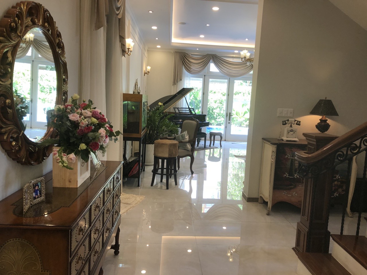 Cho thuê biệt thự đơn lập có hồ bơi, khu cảnh đồi. phú mỹ hưng, quận 7. Diện tích: 458m, thiết kế 3 tầng, 6 phòng ngủ, nội thất cao cấp, nhập khẩu từ ITLIA và các nước Châu Âu. Gía chỉ: 125 tr/ tháng. ANh chị xem nhà liên hê: hotline Ngọc Thư - 9449