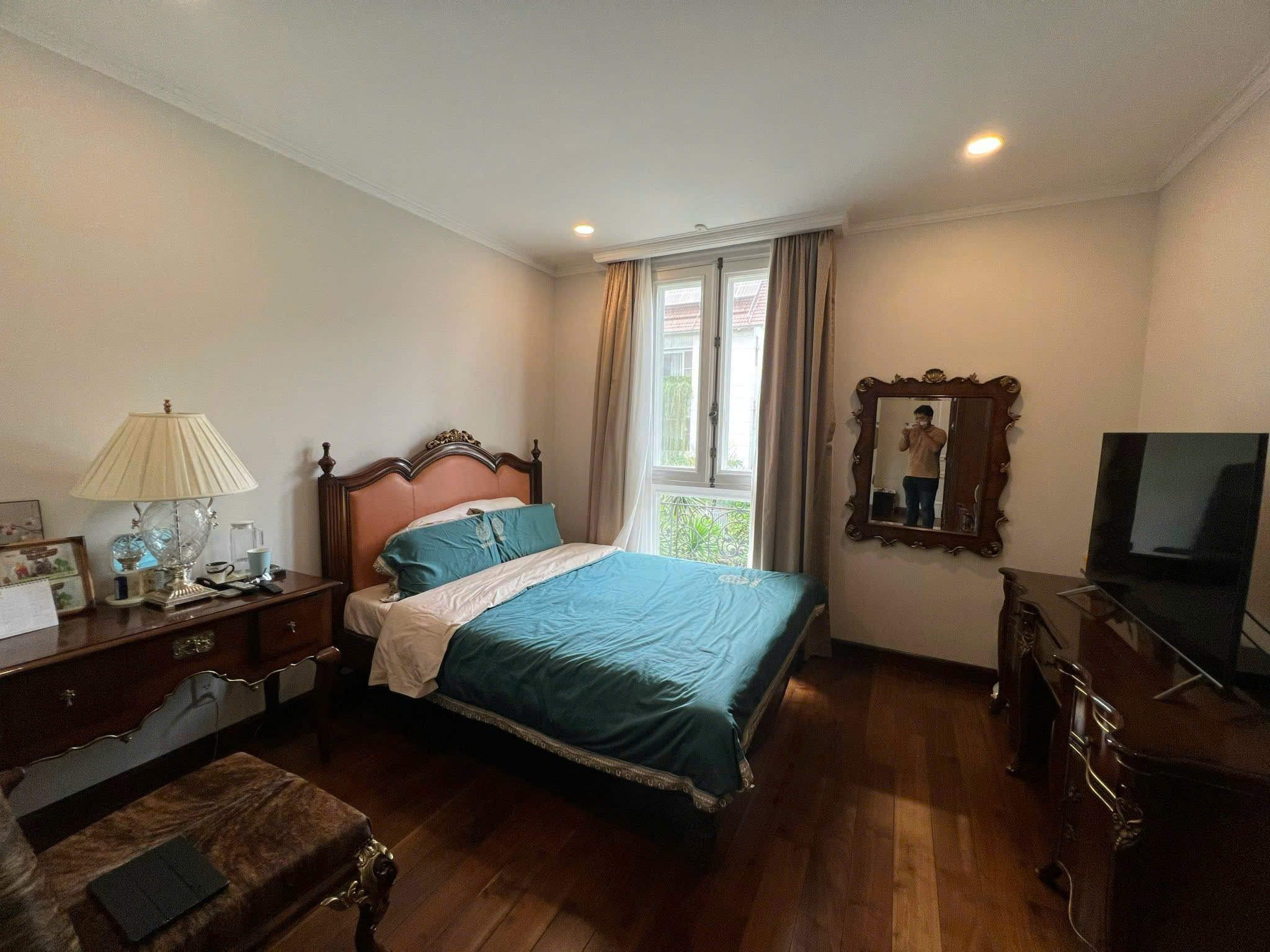 Cho thuê biệt thự đơn lập có hồ bơi, khu cảnh đồi. phú mỹ hưng, quận 7. Diện tích: 458m, thiết kế 3 tầng, 6 phòng ngủ, nội thất cao cấp, nhập khẩu từ ITLIA và các nước Châu Âu. Gía chỉ: 125 tr/ tháng. ANh chị xem nhà liên hê: hotline Ngọc Thư - 9450