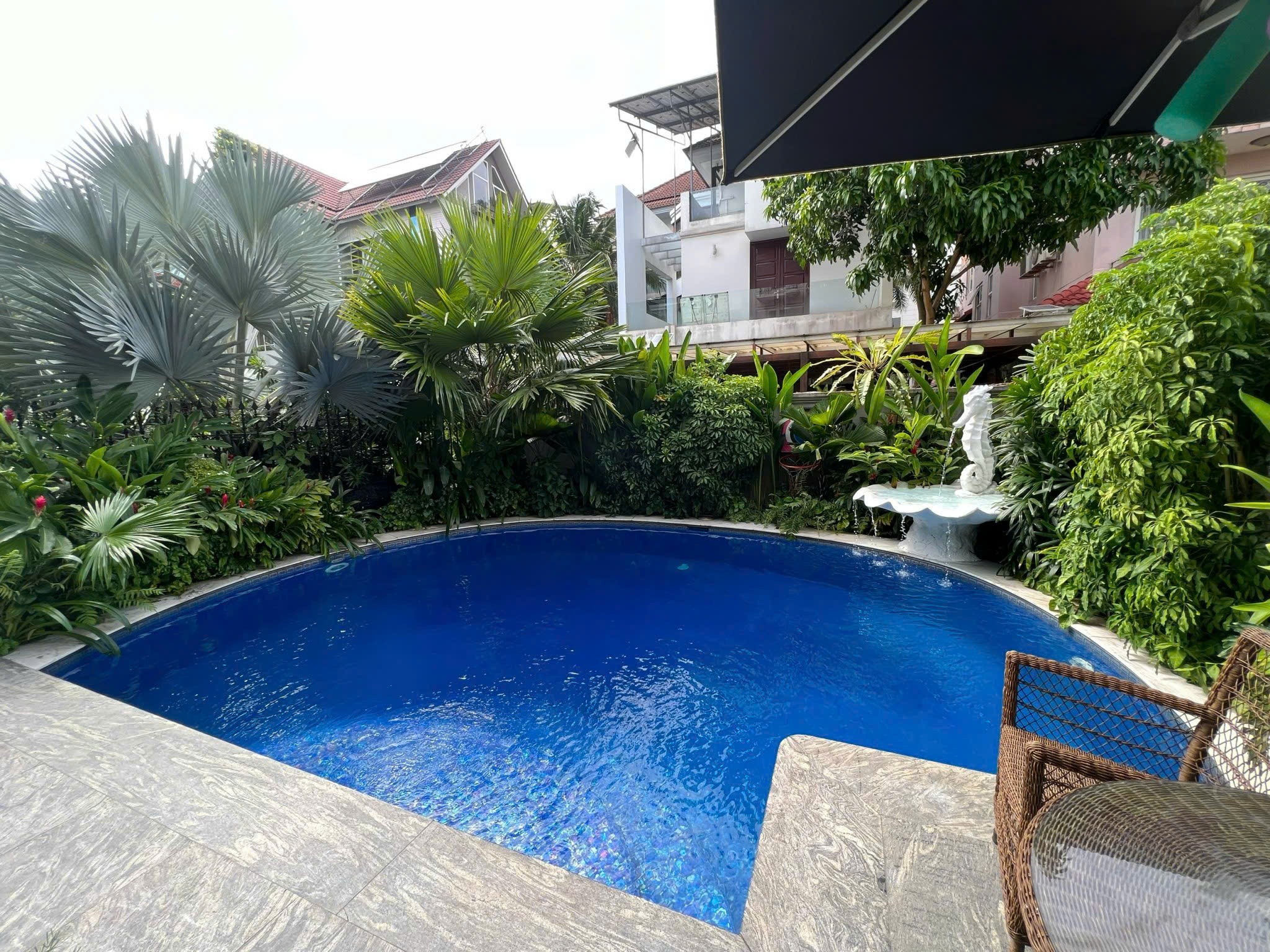 Cho thuê biệt thự đơn lập có hồ bơi, khu cảnh đồi. phú mỹ hưng, quận 7. Diện tích: 458m, thiết kế 3 tầng, 6 phòng ngủ, nội thất cao cấp, nhập khẩu từ ITLIA và các nước Châu Âu. Gía chỉ: 125 tr/ tháng. ANh chị xem nhà liên hê: hotline Ngọc Thư - 9446