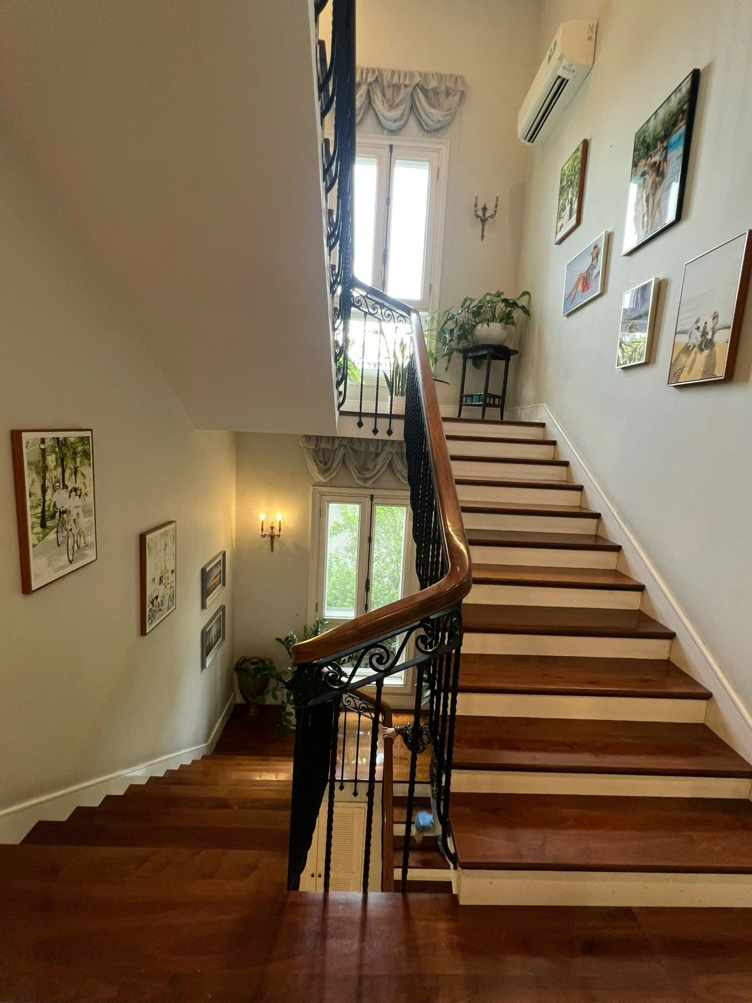 Cho thuê biệt thự đơn lập có hồ bơi, khu cảnh đồi. phú mỹ hưng, quận 7. Diện tích: 458m, thiết kế 3 tầng, 6 phòng ngủ, nội thất cao cấp, nhập khẩu từ ITLIA và các nước Châu Âu. Gía chỉ: 125 tr/ tháng. ANh chị xem nhà liên hê: hotline Ngọc Thư - 9453