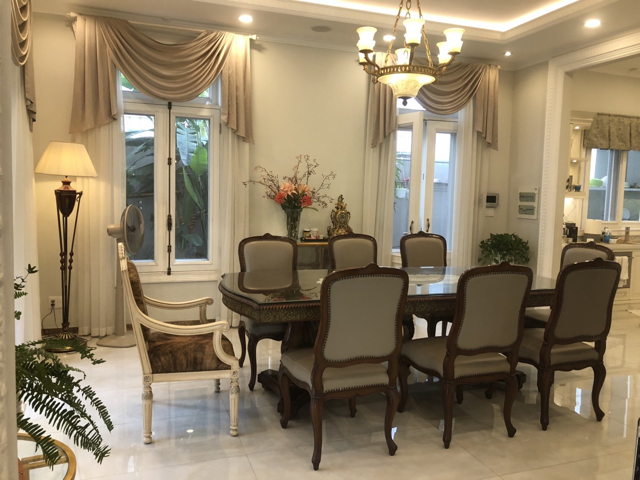 Cho thuê biệt thự đơn lập có hồ bơi, khu cảnh đồi. phú mỹ hưng, quận 7. Diện tích: 458m, thiết kế 3 tầng, 6 phòng ngủ, nội thất cao cấp, nhập khẩu từ ITLIA và các nước Châu Âu. Gía chỉ: 125 tr/ tháng. ANh chị xem nhà liên hê: hotline Ngọc Thư - 9448