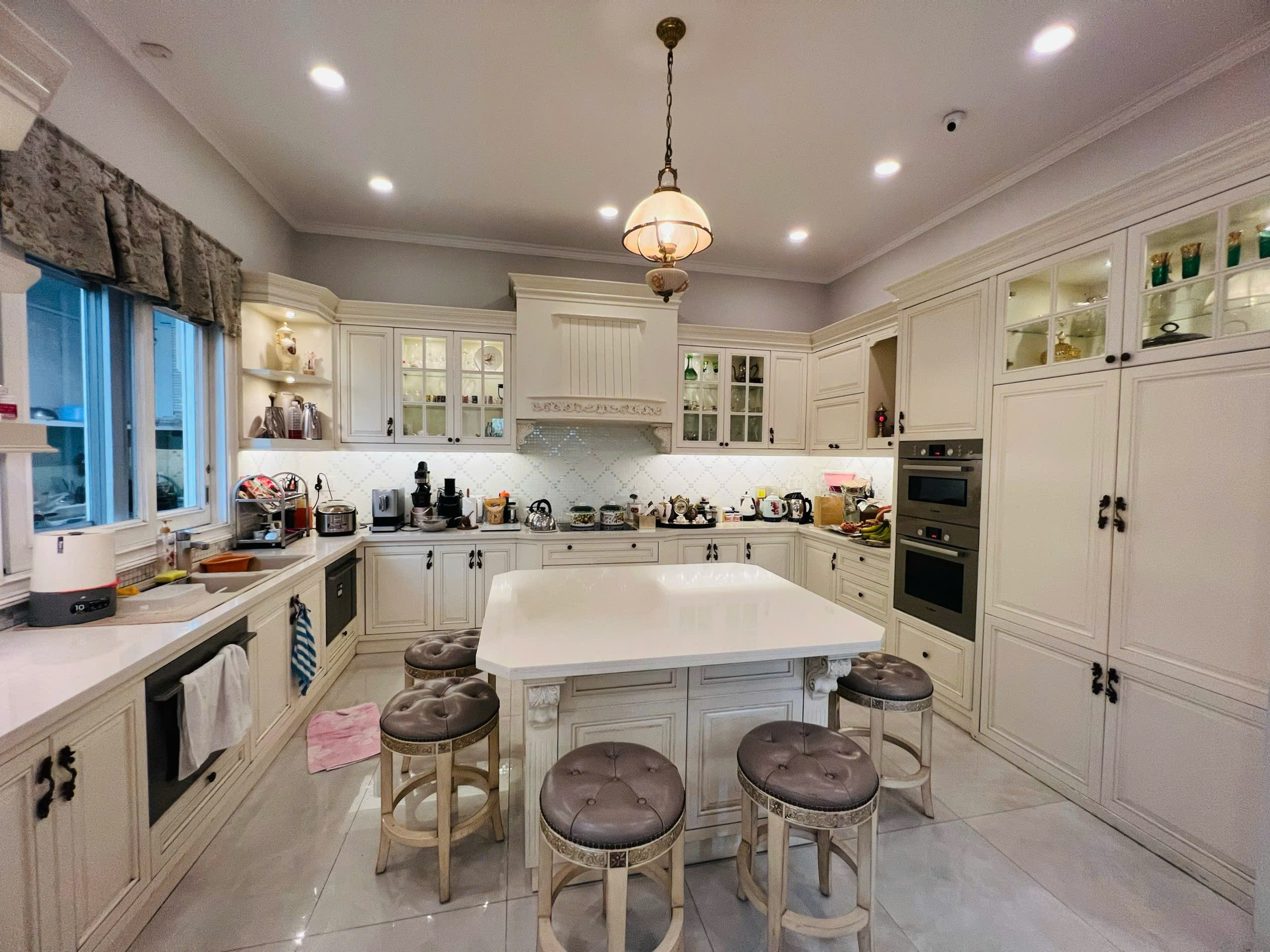 Cho thuê biệt thự đơn lập có hồ bơi, khu cảnh đồi. phú mỹ hưng, quận 7. Diện tích: 458m, thiết kế 3 tầng, 6 phòng ngủ, nội thất cao cấp, nhập khẩu từ ITLIA và các nước Châu Âu. Gía chỉ: 125 tr/ tháng. ANh chị xem nhà liên hê: hotline Ngọc Thư - 9452