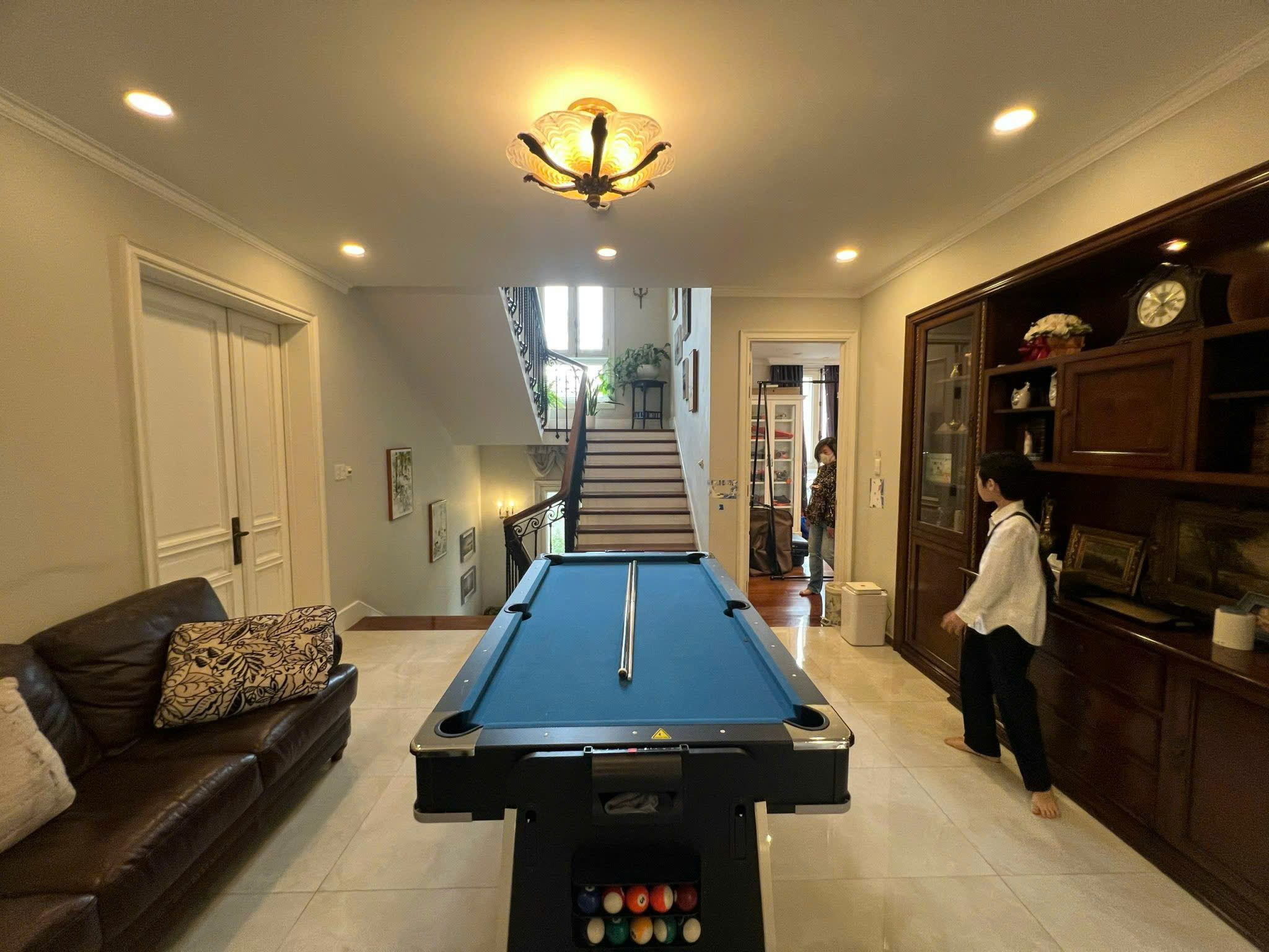 Cho thuê biệt thự đơn lập có hồ bơi, khu cảnh đồi. phú mỹ hưng, quận 7. Diện tích: 458m, thiết kế 3 tầng, 6 phòng ngủ, nội thất cao cấp, nhập khẩu từ ITLIA và các nước Châu Âu. Gía chỉ: 125 tr/ tháng. ANh chị xem nhà liên hê: hotline Ngọc Thư - 9451