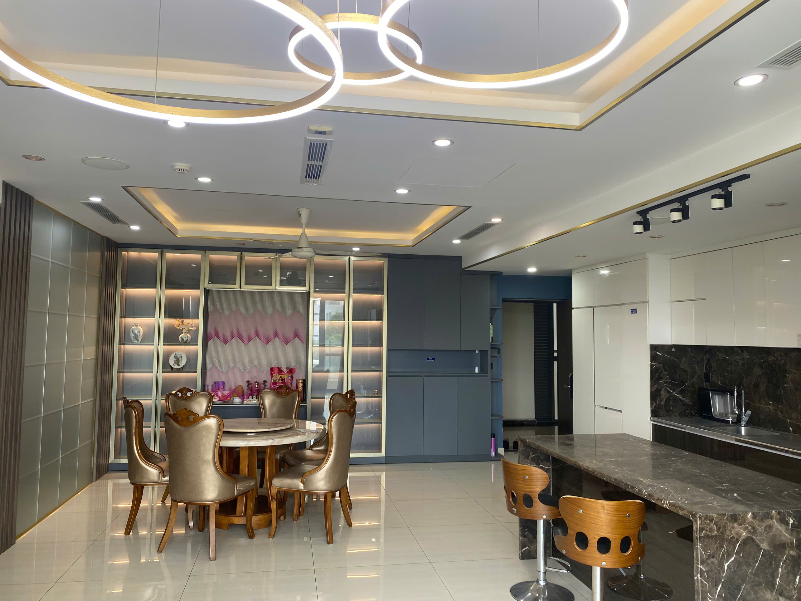 Bán gấp căn hộ River Park Premier, nguyễn đức cảnh, phú mỹ hưng, quận 7. Diện tích: 135m, 3 phòng ngủ, view sông, nội thất cao cấp. Gía chỉ: 15.7 tỷ. Qúy khách xem nhà liên hệ: hotline Ngọc Thư - 9457