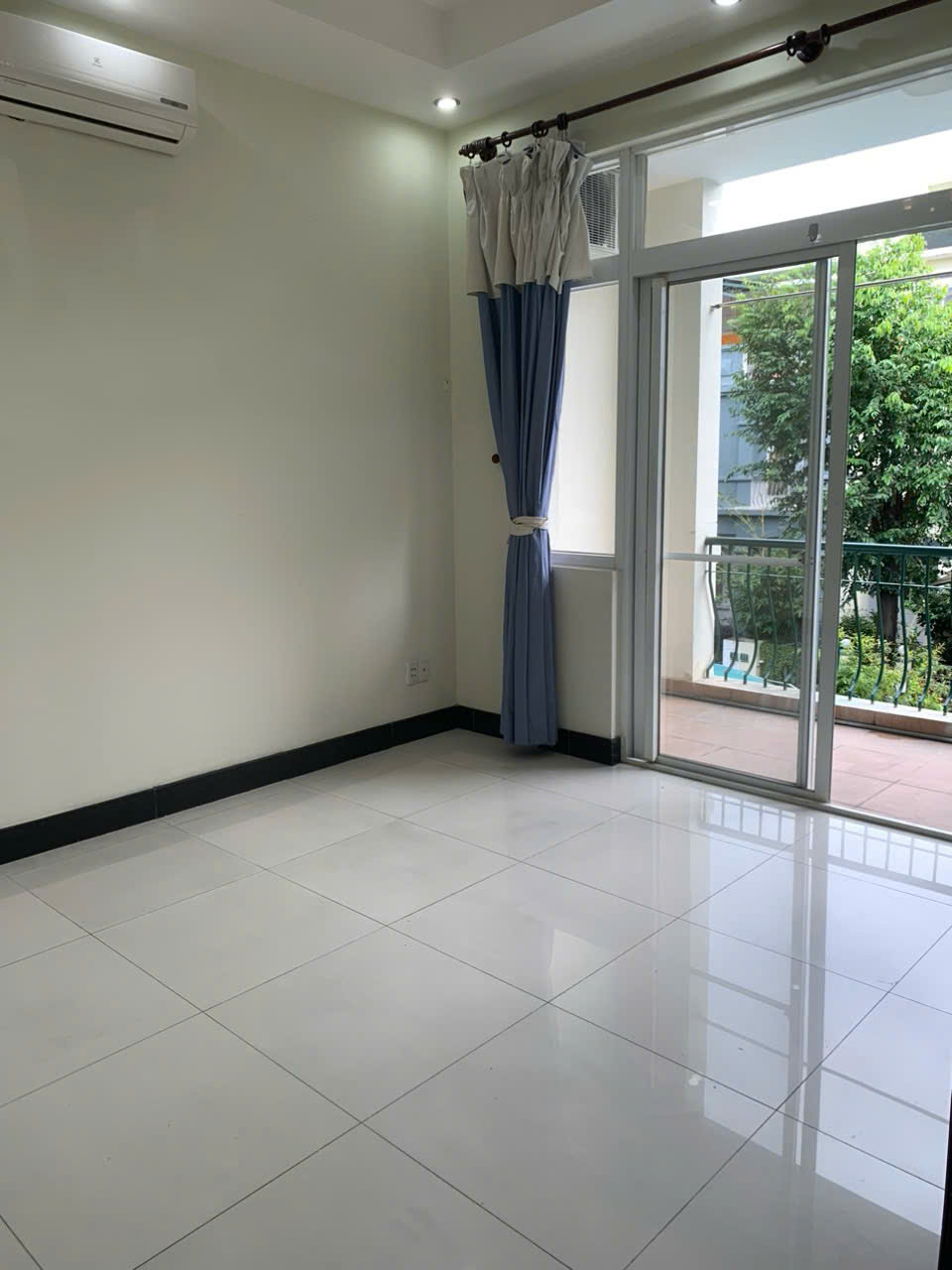 Cho thuê biệt thự phố vườn , phú mỹ hưng. Khu compound khép kình, diện tích: 9x18m, 4 phòng ngủ, nội thất cơ bản, căn góc 3 mặt thoáng, có sân bên hông. Gía chỉ: 38tr/ tháng. Anh chị xem nhà liên hệ: hotline Ngọc Thư