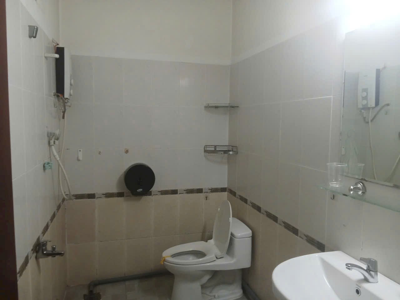 Cho thuê nhà phố  Phú Mỹ Hưng Q7. Giá 70triệu. DT: 111m2. TK: 6PN, 6WC. Liền kề Sky - 9566