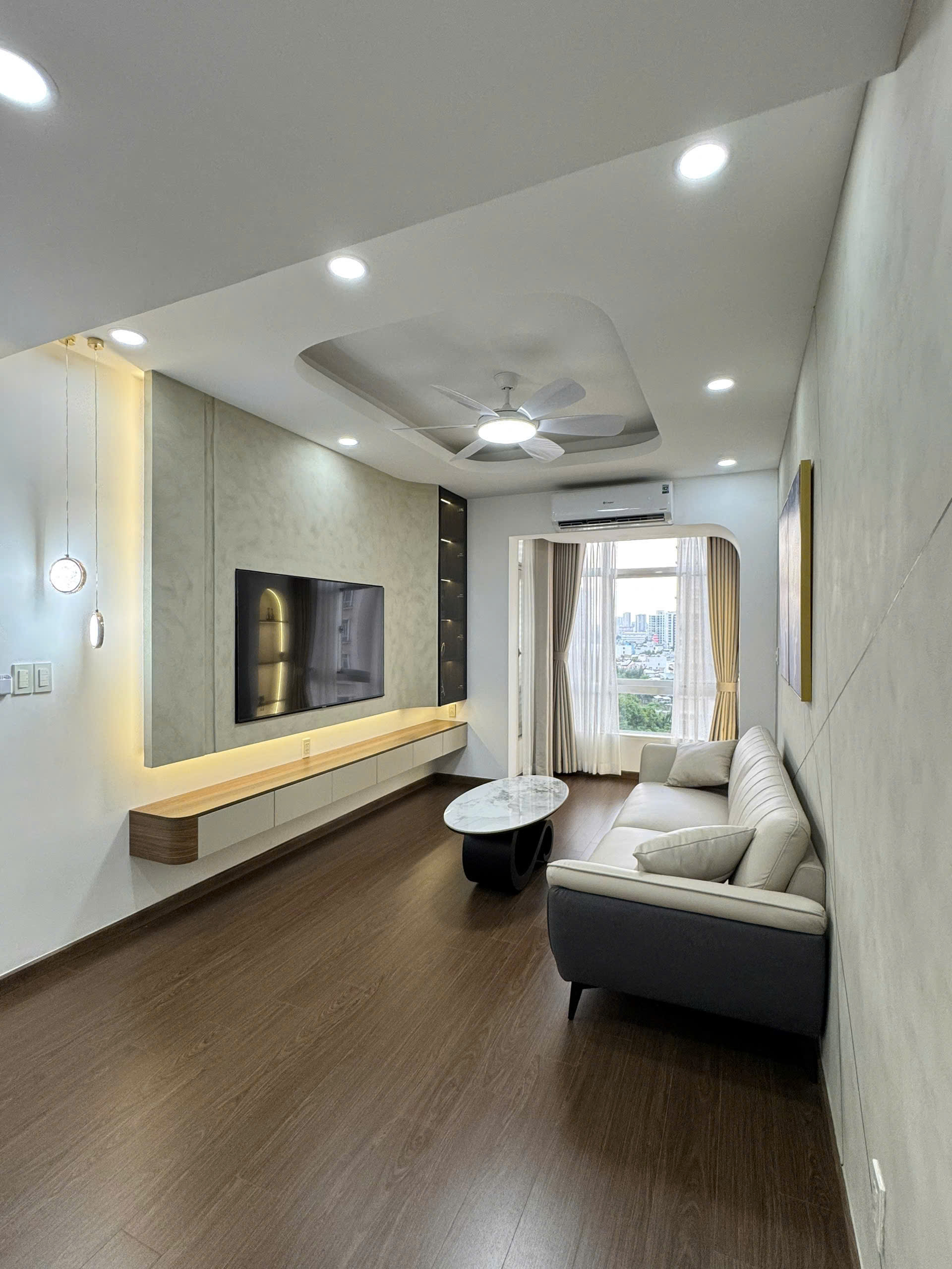 Bán căn hộ Sky Gradent phú mỹ hưng, quận 7. Diện tích: 80m, căn góc, 3 phòng ngủ, 2wc. Nhà mới decor, nội thất cao cấp, sổ hồng, giá chỉ 6,2 tỷ. Liên hê: hotline Ngọc Thư xem nhà - 9595