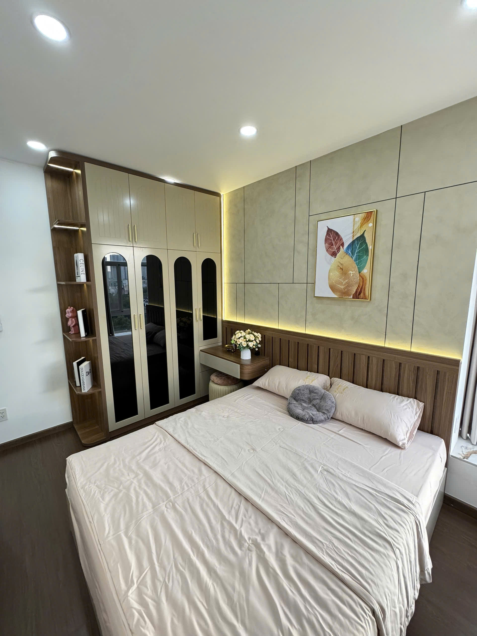 Bán căn hộ Sky Gradent phú mỹ hưng, quận 7. Diện tích: 80m, căn góc, 3 phòng ngủ, 2wc. Nhà mới decor, nội thất cao cấp, sổ hồng, giá chỉ 6,2 tỷ. Liên hê: hotline Ngọc Thư xem nhà