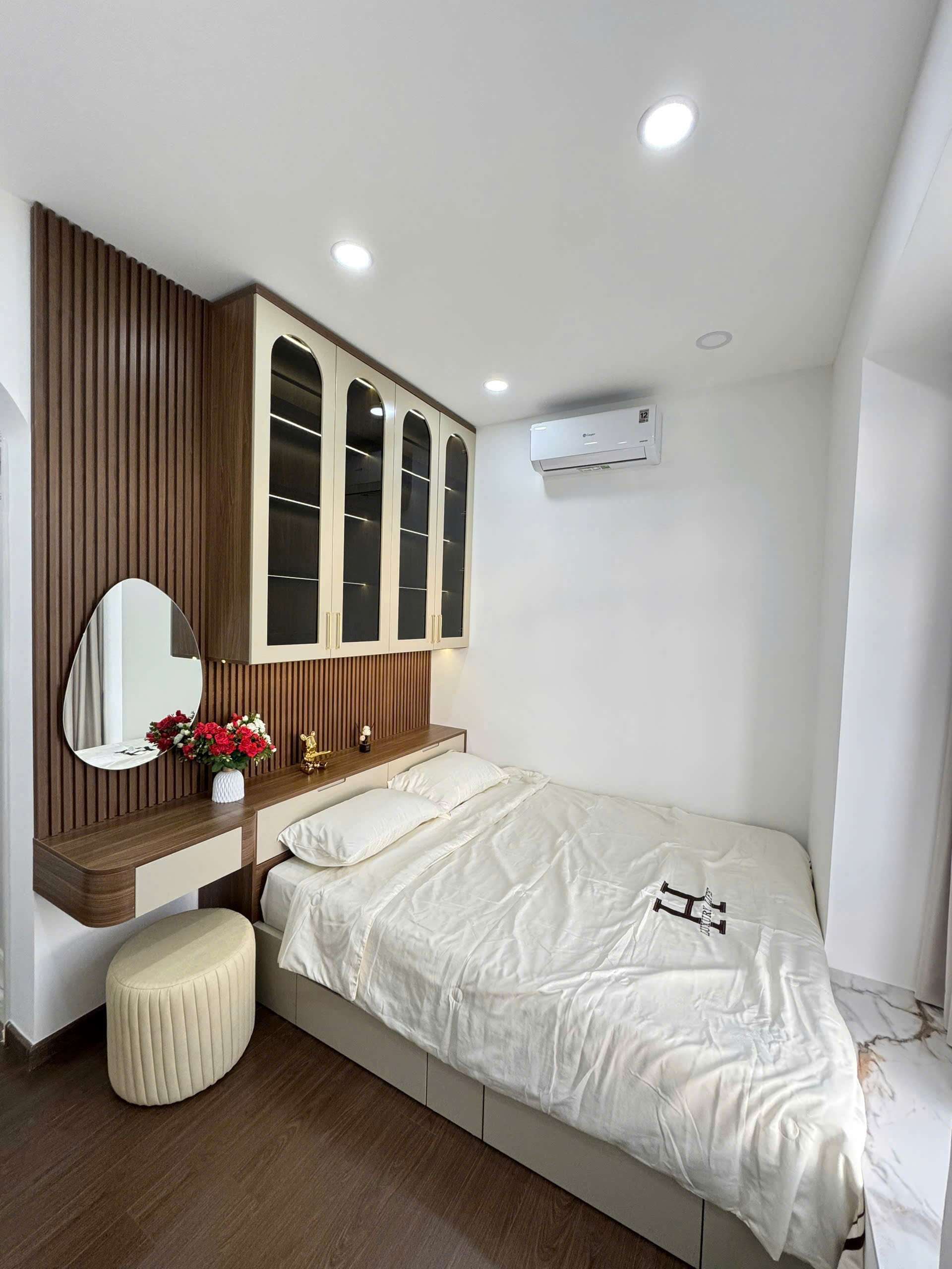 Bán căn hộ Sky Gradent phú mỹ hưng, quận 7. Diện tích: 80m, căn góc, 3 phòng ngủ, 2wc. Nhà mới decor, nội thất cao cấp, sổ hồng, giá chỉ 6,2 tỷ. Liên hê: hotline Ngọc Thư xem nhà - 9596