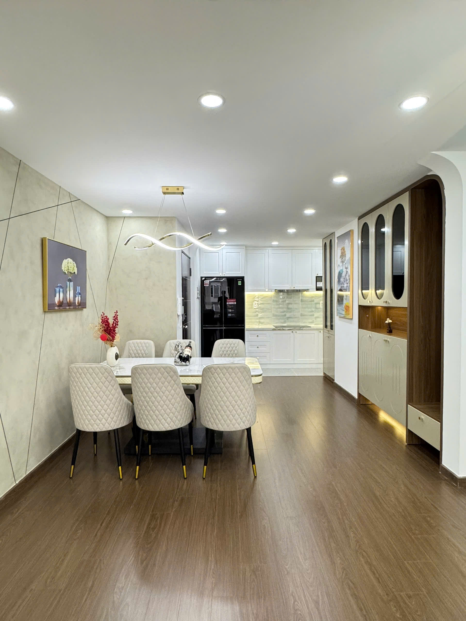 Bán căn hộ Sky Gradent phú mỹ hưng, quận 7. Diện tích: 80m, căn góc, 3 phòng ngủ, 2wc. Nhà mới decor, nội thất cao cấp, sổ hồng, giá chỉ 6,2 tỷ. Liên hê: hotline Ngọc Thư xem nhà - 9594