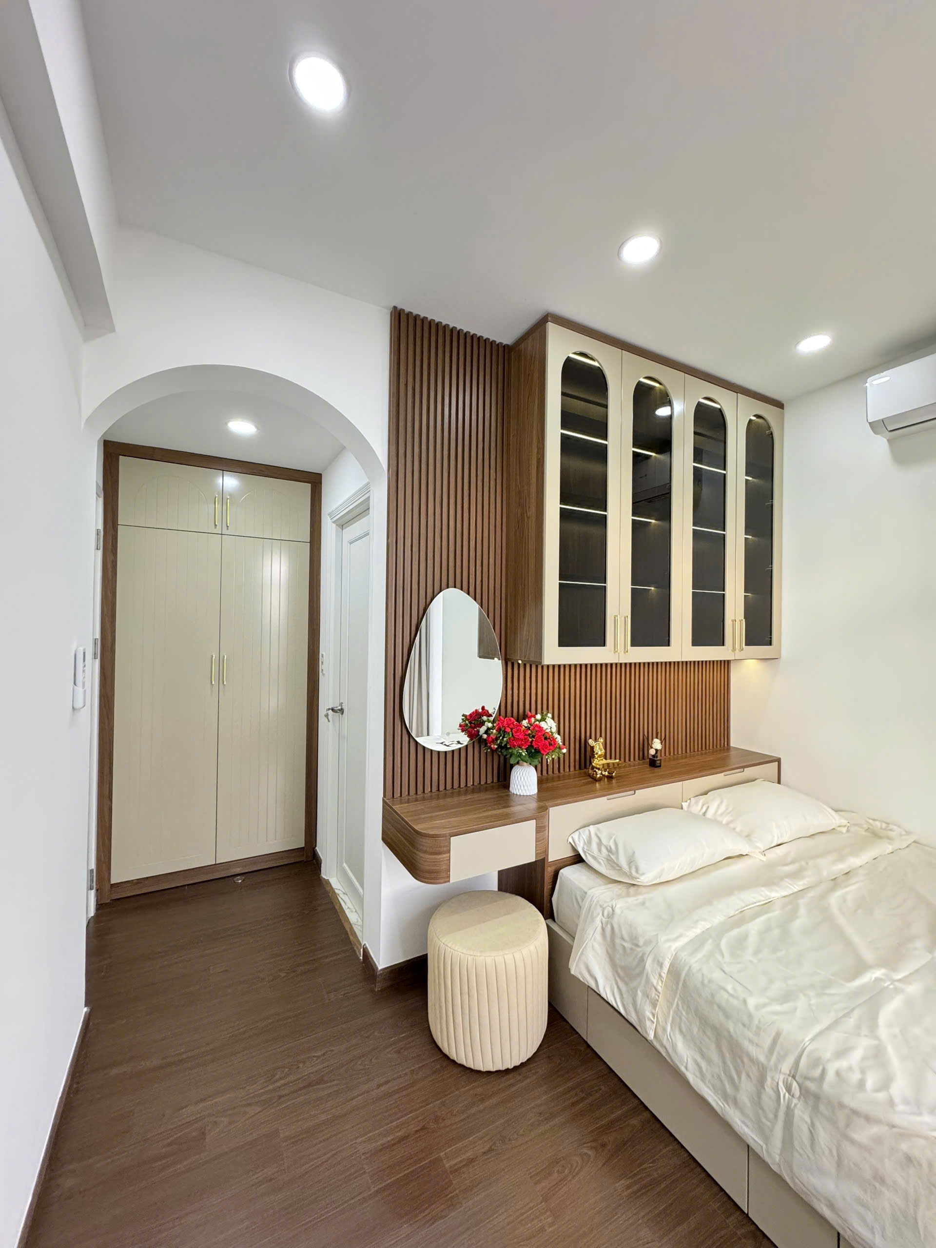Bán căn hộ Sky Gradent phú mỹ hưng, quận 7. Diện tích: 80m, căn góc, 3 phòng ngủ, 2wc. Nhà mới decor, nội thất cao cấp, sổ hồng, giá chỉ 6,2 tỷ. Liên hê: hotline Ngọc Thư xem nhà - 9599