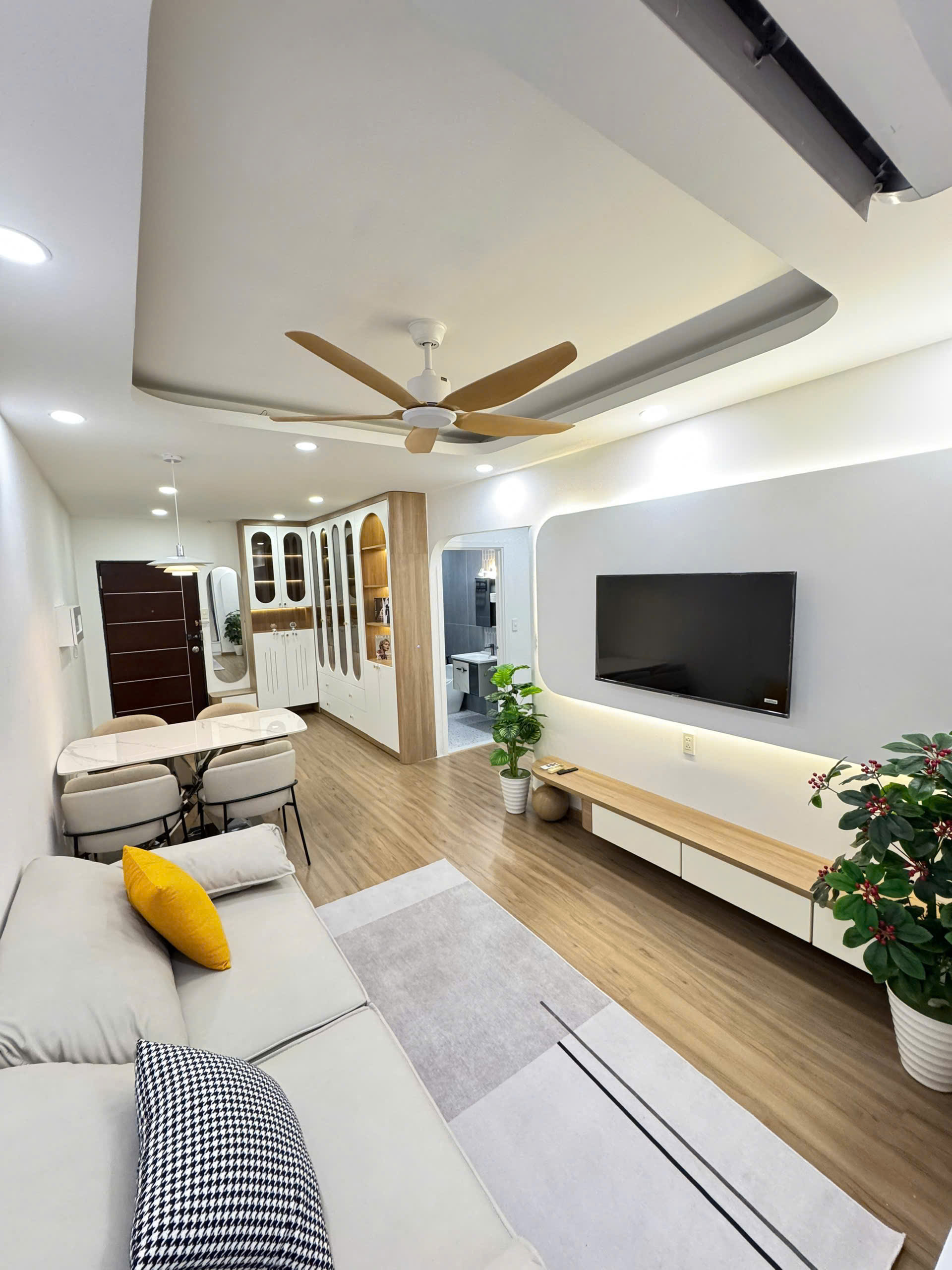 Bán căn hộ Sky Gradent phú mỹ hưng, quận 7. Diện tích: 80m, 3 phòng ngủ, 2wc. Nhà mới decor, nội thất cao cấp, sổ hồng, giá chỉ 5.8 tỷ. Liên hê: hotline Ngọc Thư xem nhà