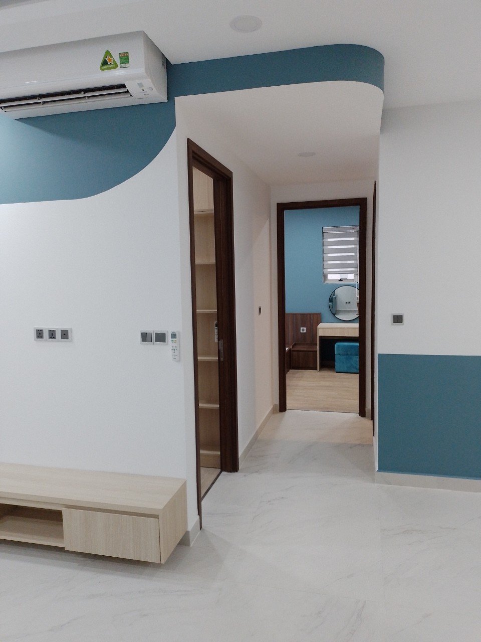 Cho thuê căn hộ Midtown , phú mỹ hưng, quận 7. Diện tích: 85m, 2 phòng ngủ, 2wc. Nội thất đầy đủ, ô xe hầm. Gía chỉ 30 tr/ tháng. Anh chị xem nhà liên hê: hotline Ngọc Thư - 9612