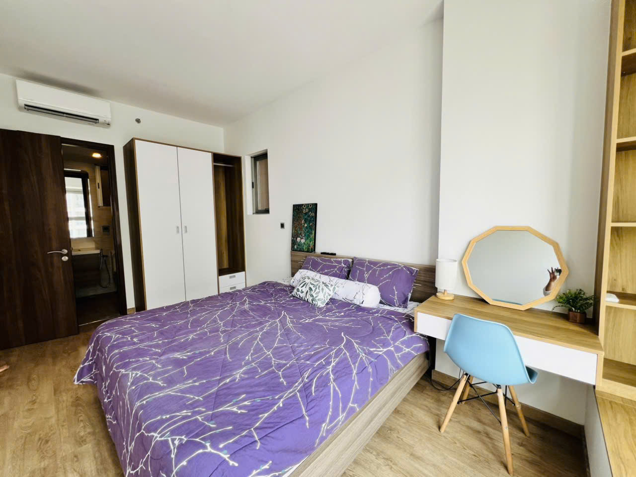 Bán căn hộ Midtown , phú mỹ hưng, quận 7. Diện tích: 81m, 2 phòng ngủ, 2wc, sổ hồng, nhà đang cho thuê dài hạn. Gía bán nhanh: 8.3 tỷ. Qúy khách xem nhà liên hệ: hotline Ngọc Thư - 9622
