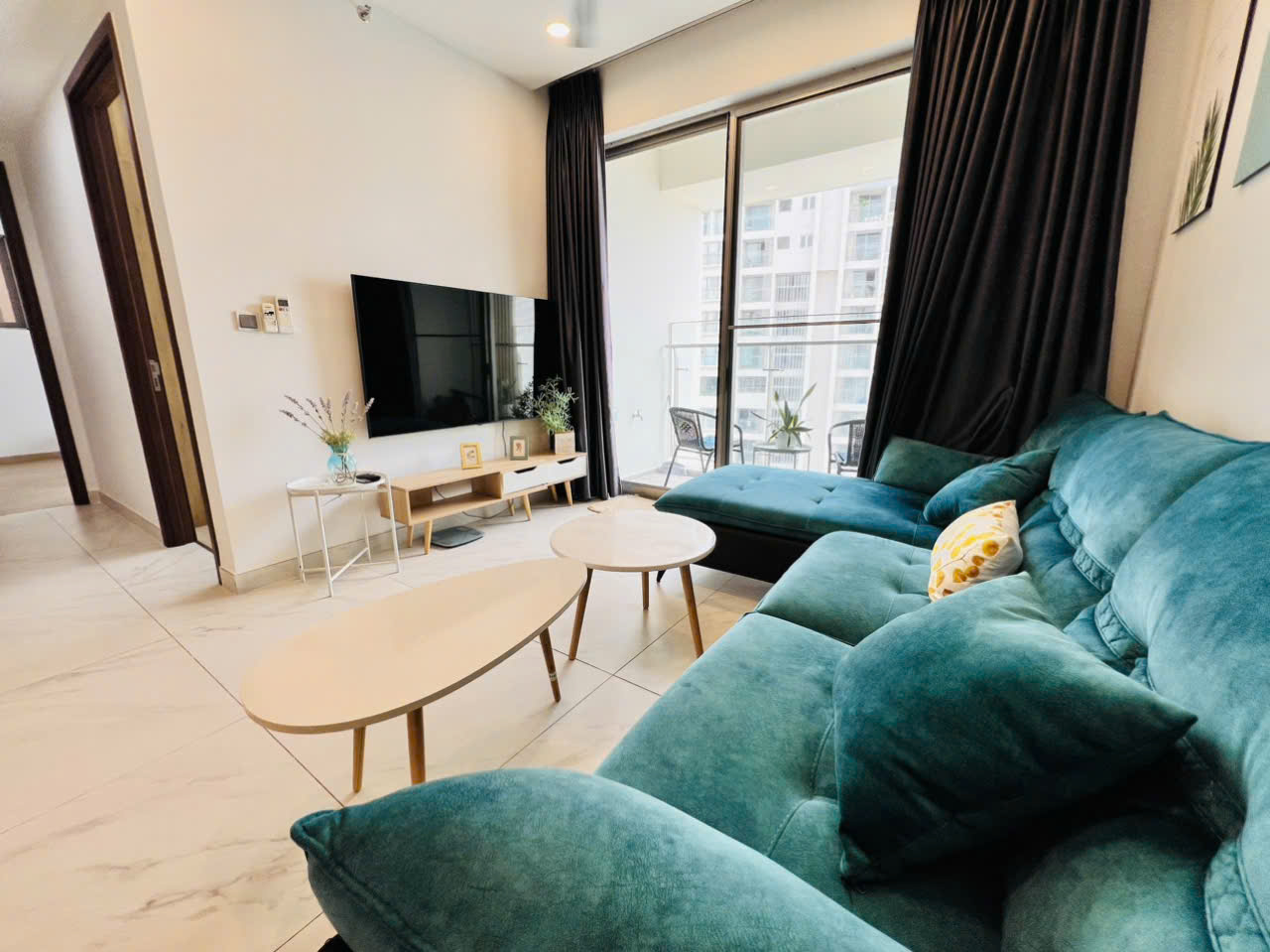 Bán căn hộ Midtown , phú mỹ hưng, quận 7. Diện tích: 81m, 2 phòng ngủ, 2wc, sổ hồng, nhà đang cho thuê dài hạn. Gía bán nhanh: 8.3 tỷ. Qúy khách xem nhà liên hệ: hotline Ngọc Thư - 9619