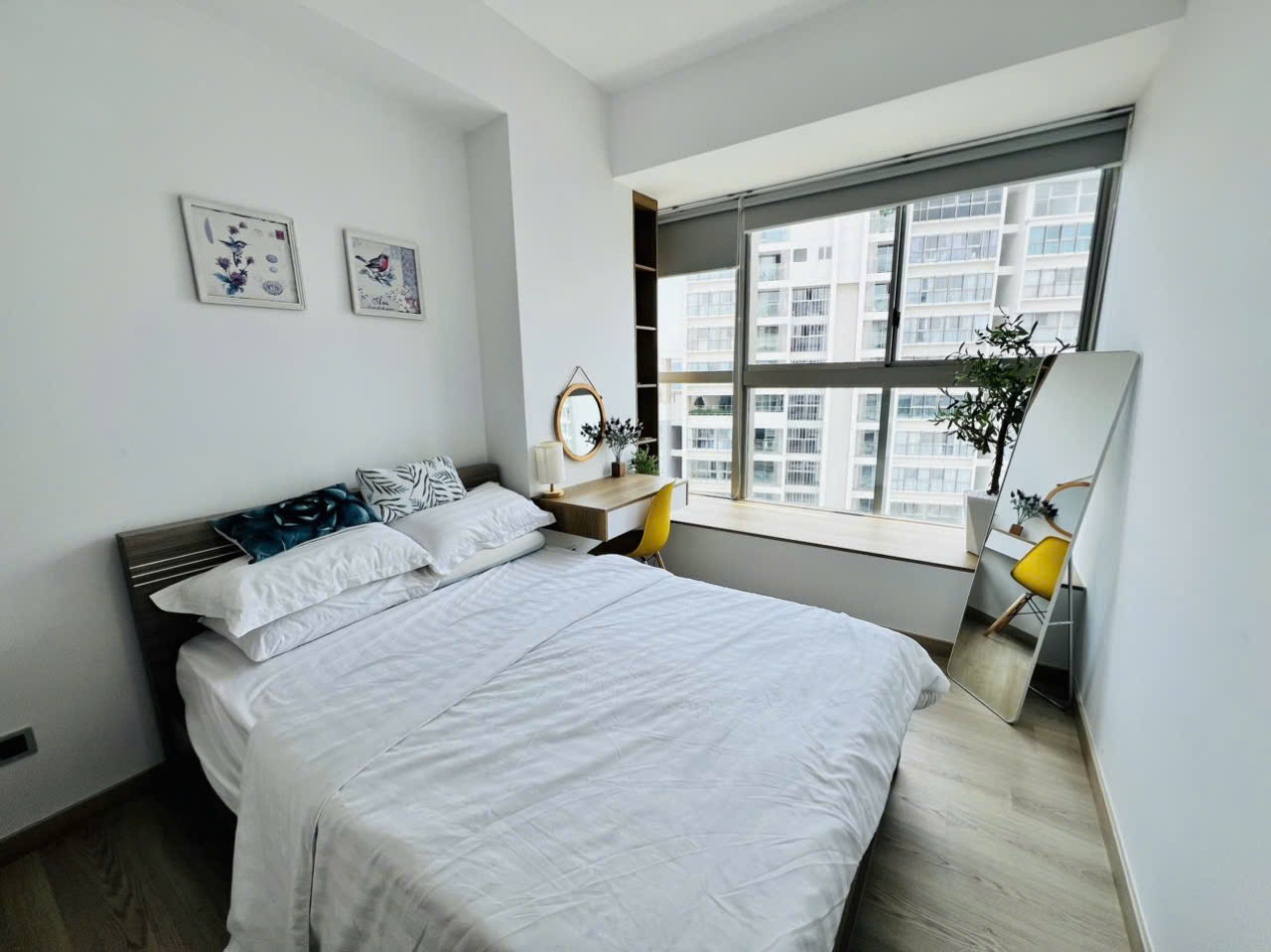 Bán căn hộ Midtown , phú mỹ hưng, quận 7. Diện tích: 81m, 2 phòng ngủ, 2wc, sổ hồng, nhà đang cho thuê dài hạn. Gía bán nhanh: 8.3 tỷ. Qúy khách xem nhà liên hệ: hotline Ngọc Thư - 9621