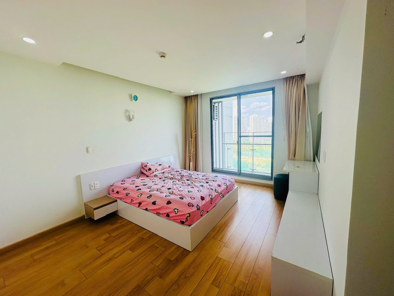 Cho thuê căn hộ Green valley, phú mỹ hưng, quận 7. Diện tích: 120m, 3 phòng ngủ, view sân Gold, nội thất đầy đủ, có ô xe hầm. Gía chỉ: 27tr/ tháng. Anh chị xem nhà liên hê: hotline Ngọc Thư - 9634