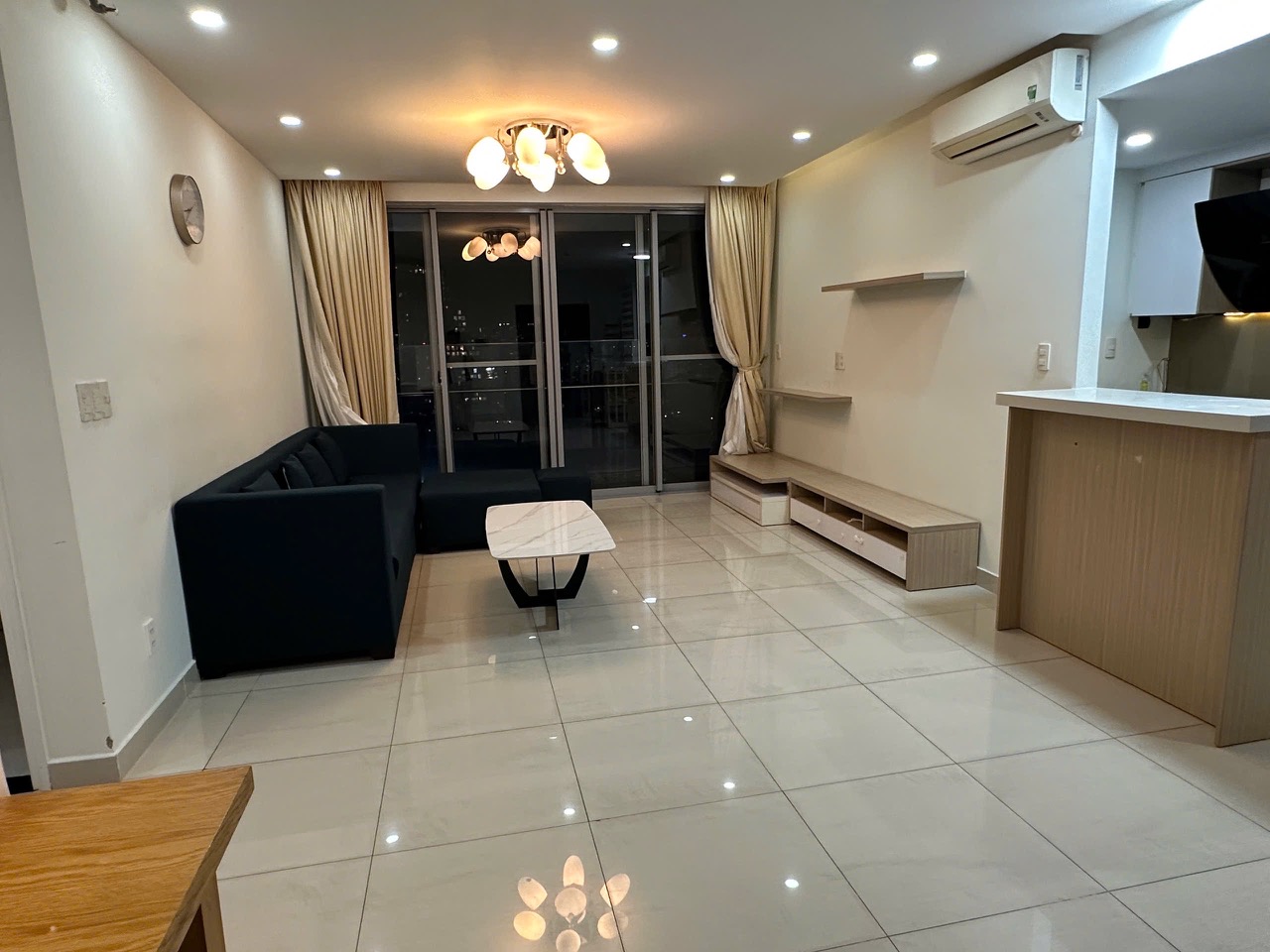 Cho thuê căn hộ Green valley, phú mỹ hưng, quận 7. Diện tích: 120m, 3 phòng ngủ, view sân Gold, nội thất đầy đủ, có ô xe hầm. Gía chỉ: 27tr/ tháng. Anh chị xem nhà liên hê: hotline Ngọc Thư - 9632